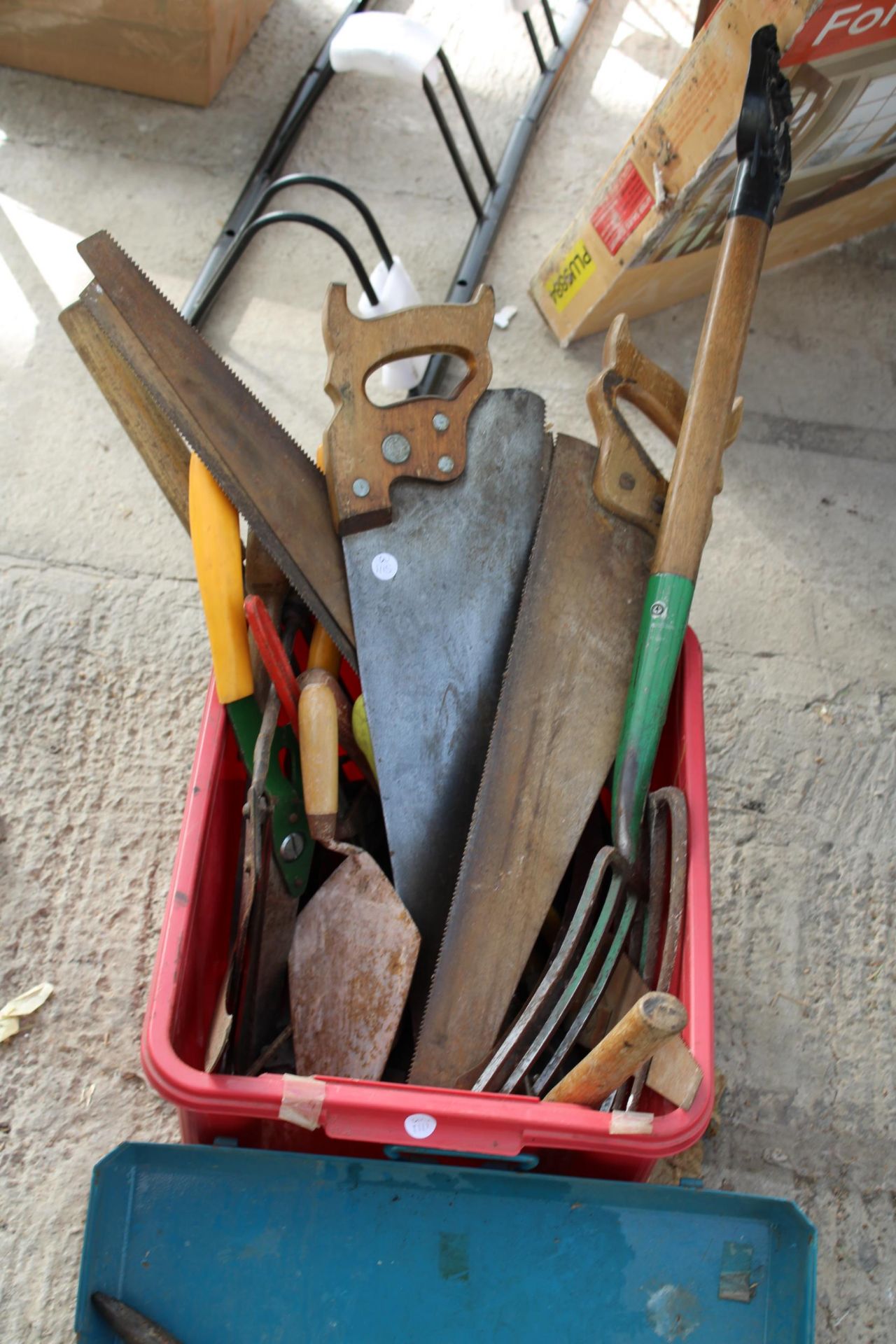 AN ASSORTMENT OF TOOLS TO INCLUDE AN ELECTRIC DRILL, SAWS AND A FORK ETC - Image 2 of 2