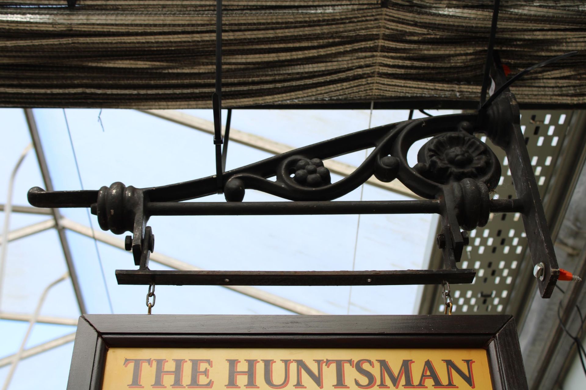 A DOUBLE SIDED WOODEN 'THE HUNTSMAN' PUB SIGN WITH CAST IRON WALL MOUNTING BRACKET - Image 4 of 6