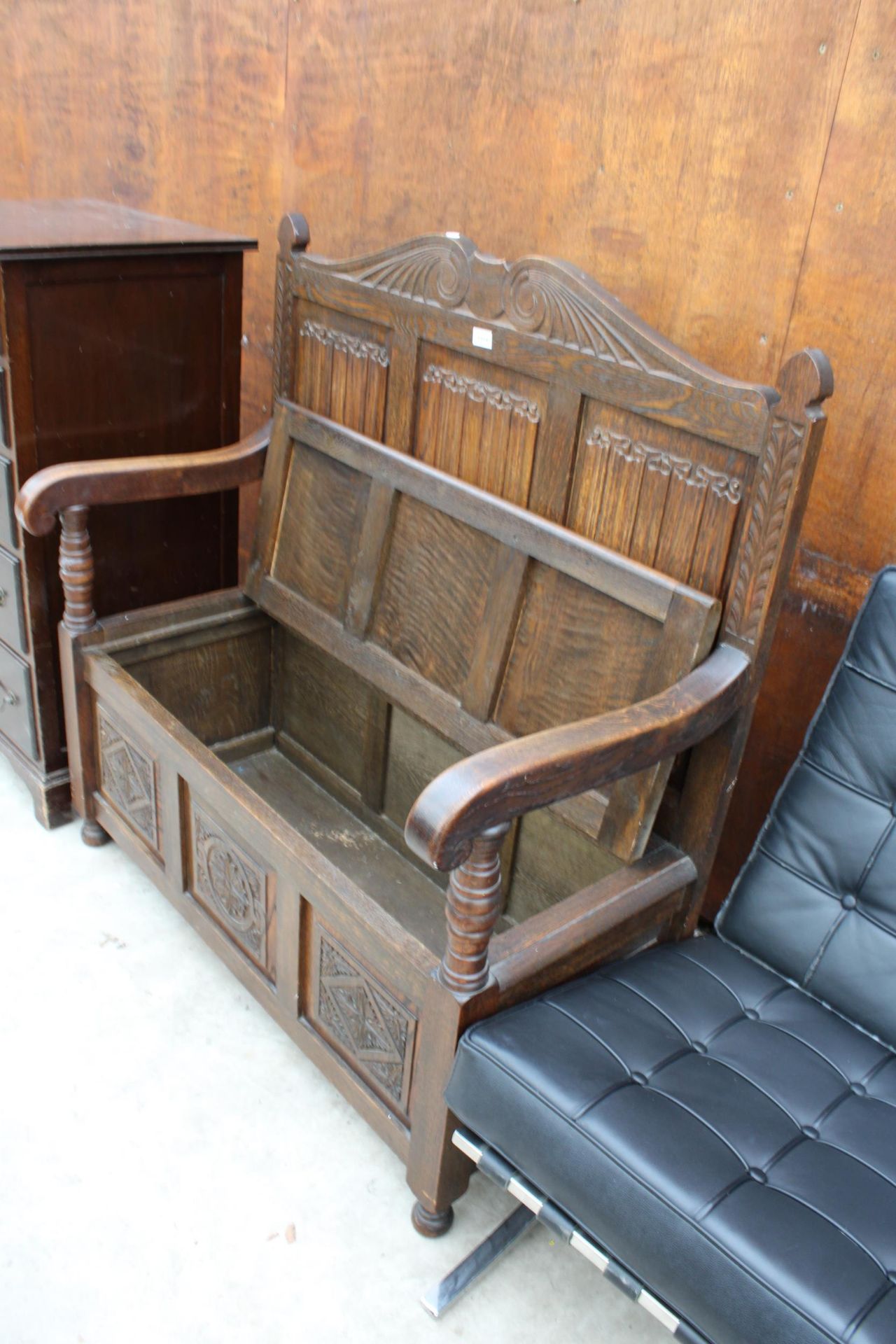 AN OAK JACOBEAN STYLE SETTLE WITH LINENFOLD BACK, CARVED PANEL FRONT AND LIFT-UP SEAT, 42" WIDE - Image 2 of 2