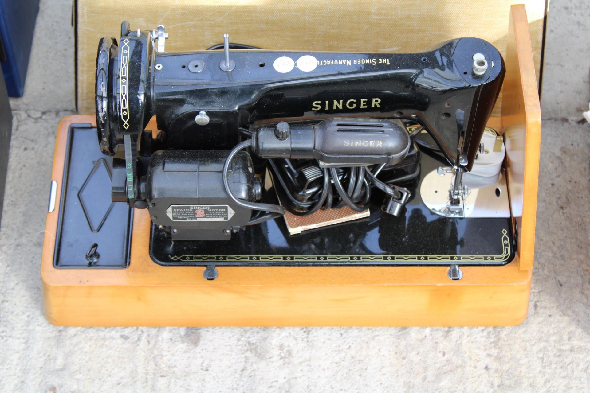 AN ELECTRIC SINGER SEWING MACHINE WITH FOOT PEDAL AND CARRY CASE, WORKING AT TIME OF CATALOGUING, NO - Bild 2 aus 3