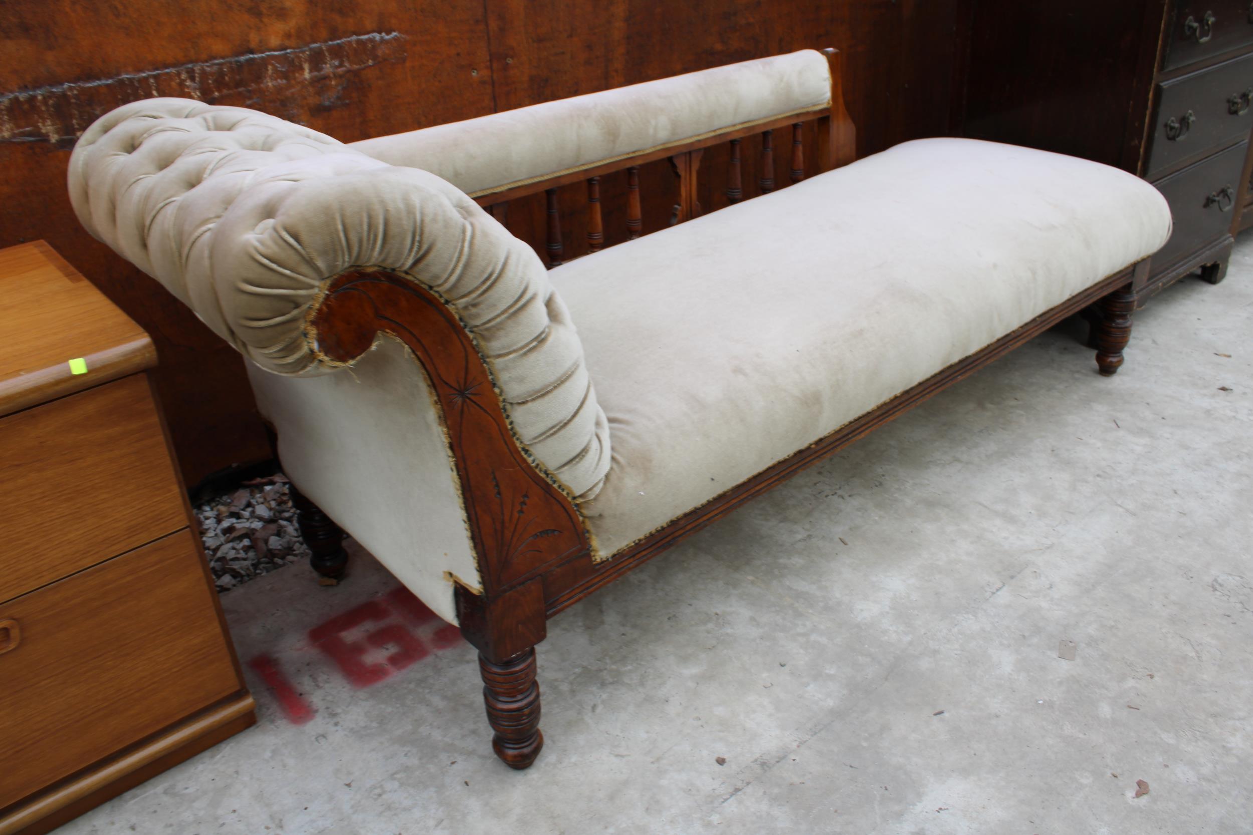 AN EDWARDIAN CHAISE LONGUE WITH TURNED UPRIGHTS AND LEGS - Image 2 of 2