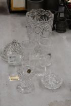 A QUANTITY OF GLASSWARE TO INCULDE RING TRINKET, CANDLESTICK, COUNTRY ARTIST CRYSTAL TREASURES ETC