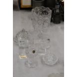 A QUANTITY OF GLASSWARE TO INCULDE RING TRINKET, CANDLESTICK, COUNTRY ARTIST CRYSTAL TREASURES ETC