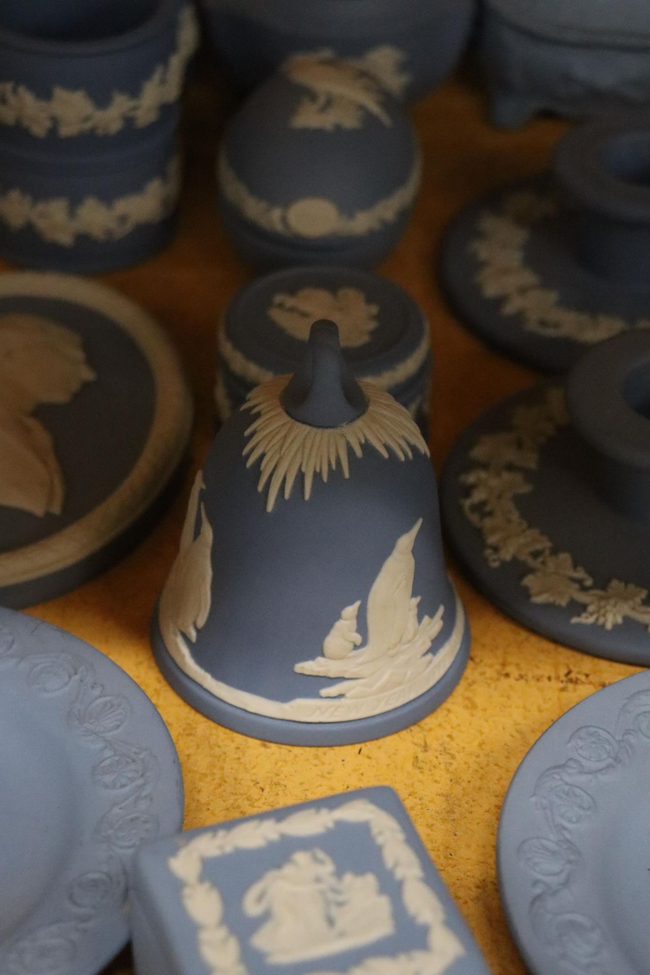 A COLLECTION OF WEDGWOOD POWDER BLUE JASPERWARE TO INCLUDE TABLE LIGHTERS, CANDLESTICKS, PIN - Image 7 of 10