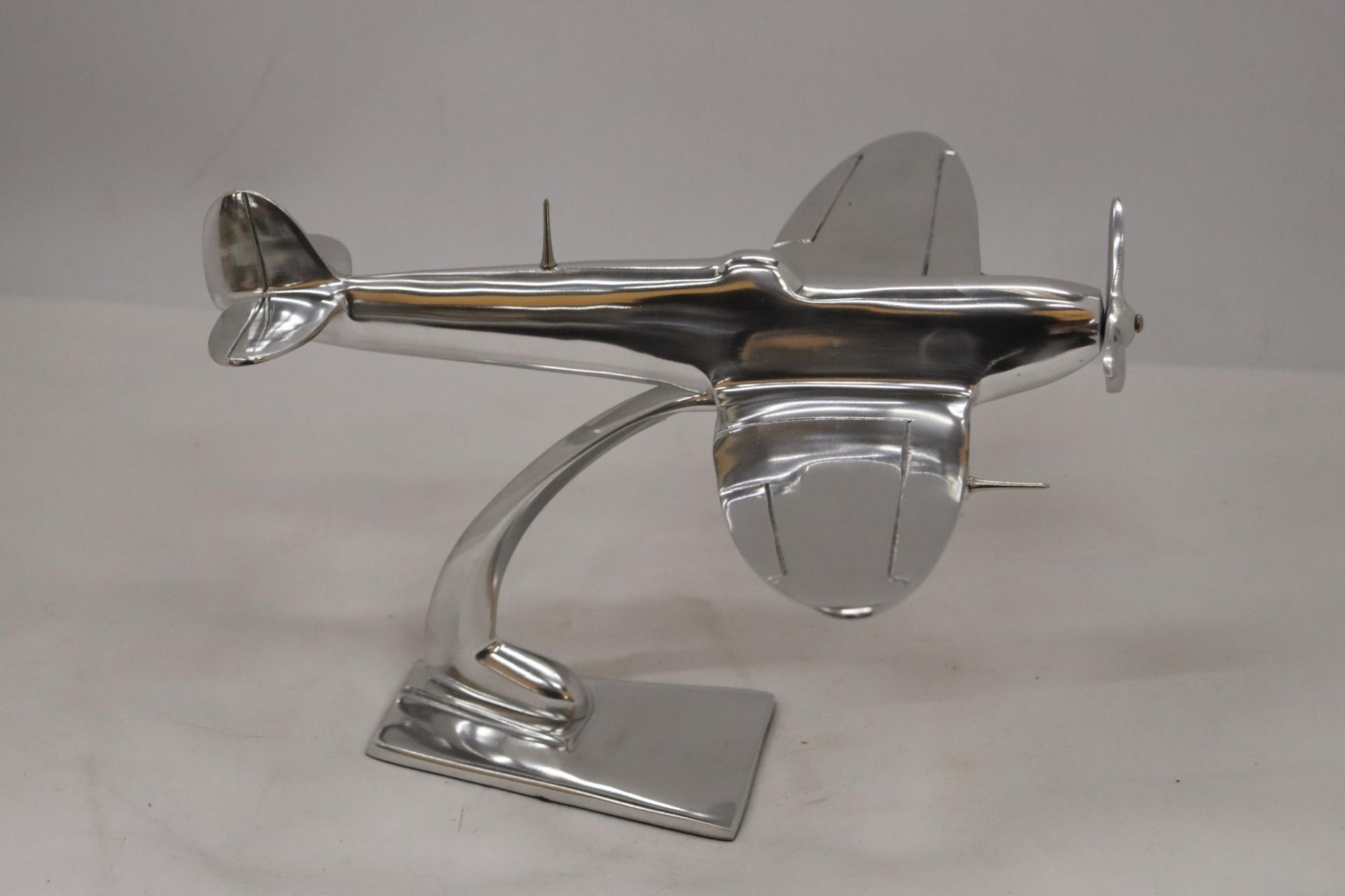 A LARGE CHROME SPITFIRE ON A STAND - Bild 3 aus 6