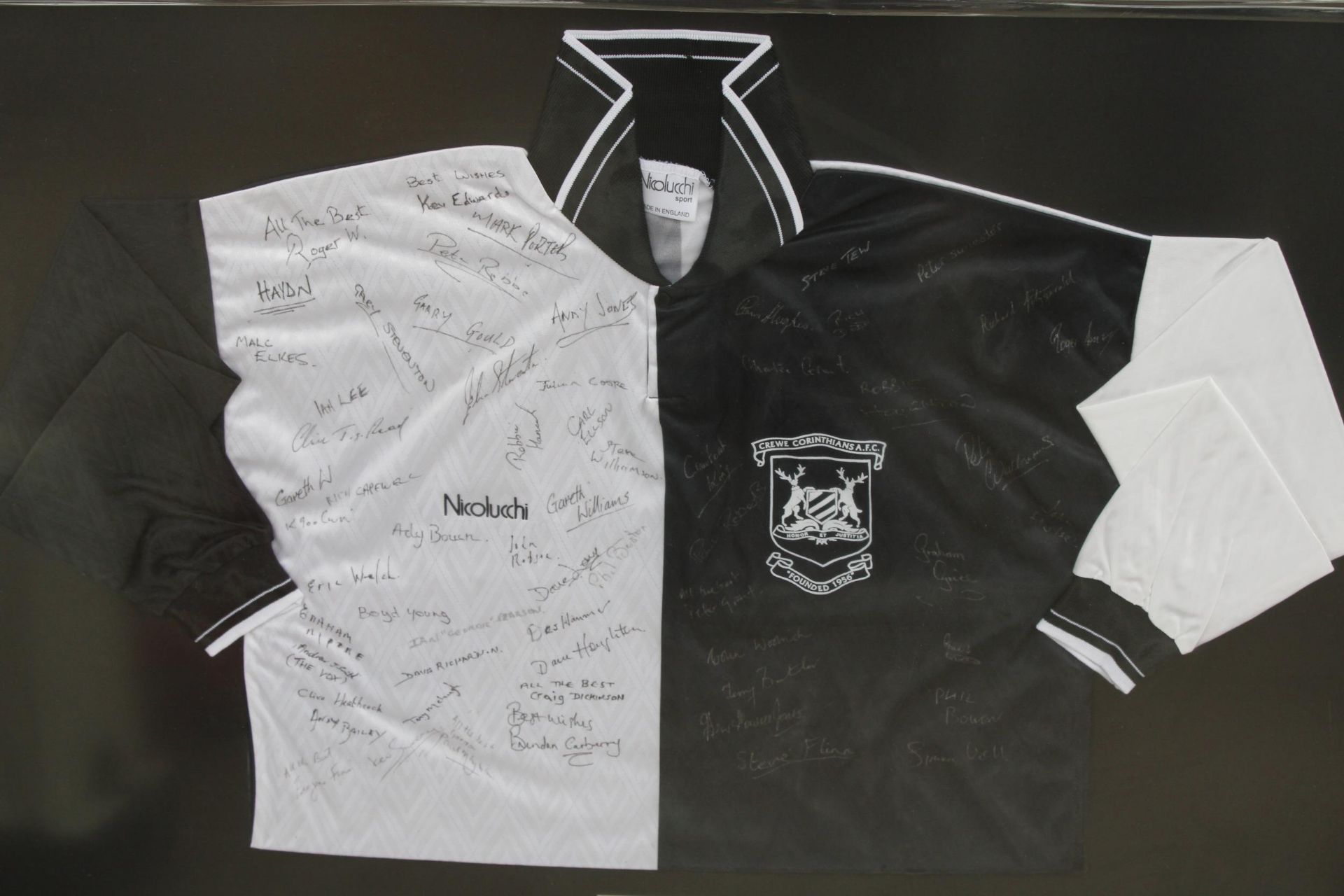 A FRAMED CREWE CORINTHIANS SHIRT WITH SIGNATURES - Bild 2 aus 5