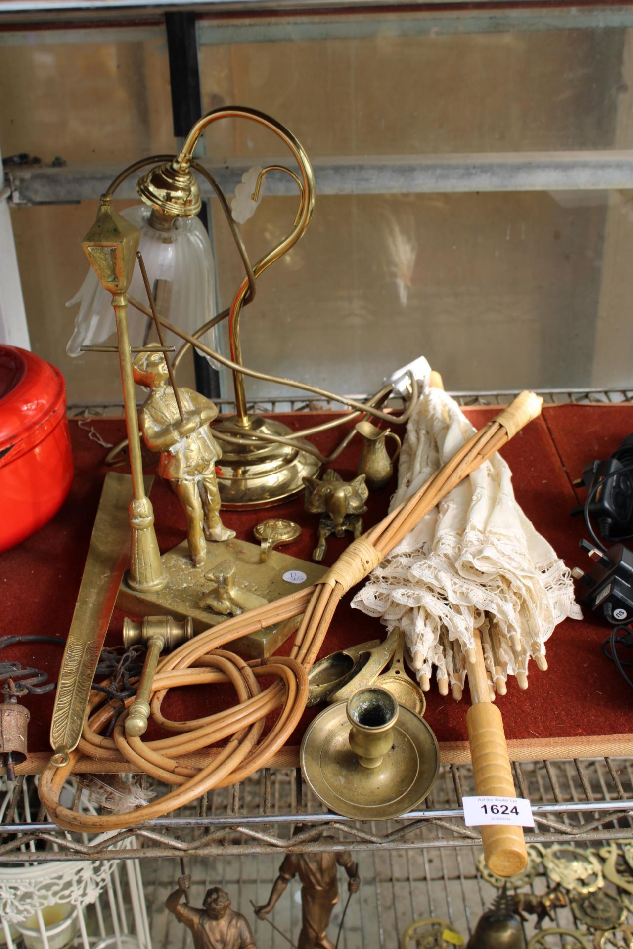 AN ASSORTMENT OF VINTAGE ITEMS TO INCLUDE A BROLLY, A CARPET BEATER AND BRASS WARE ETC