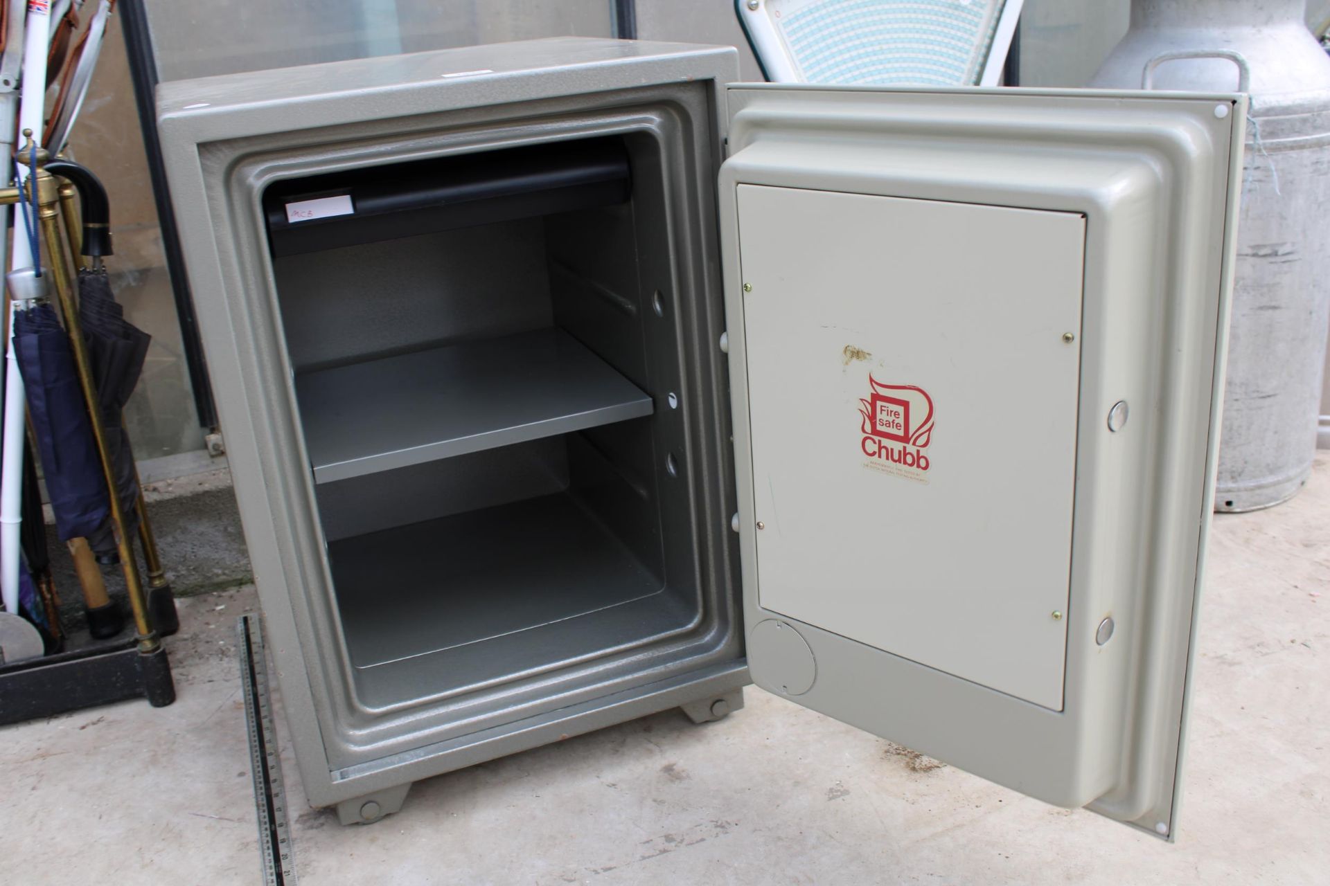 A CHUBB FIREPROOF SAFE COMPLETE WITH KEY - Bild 4 aus 6