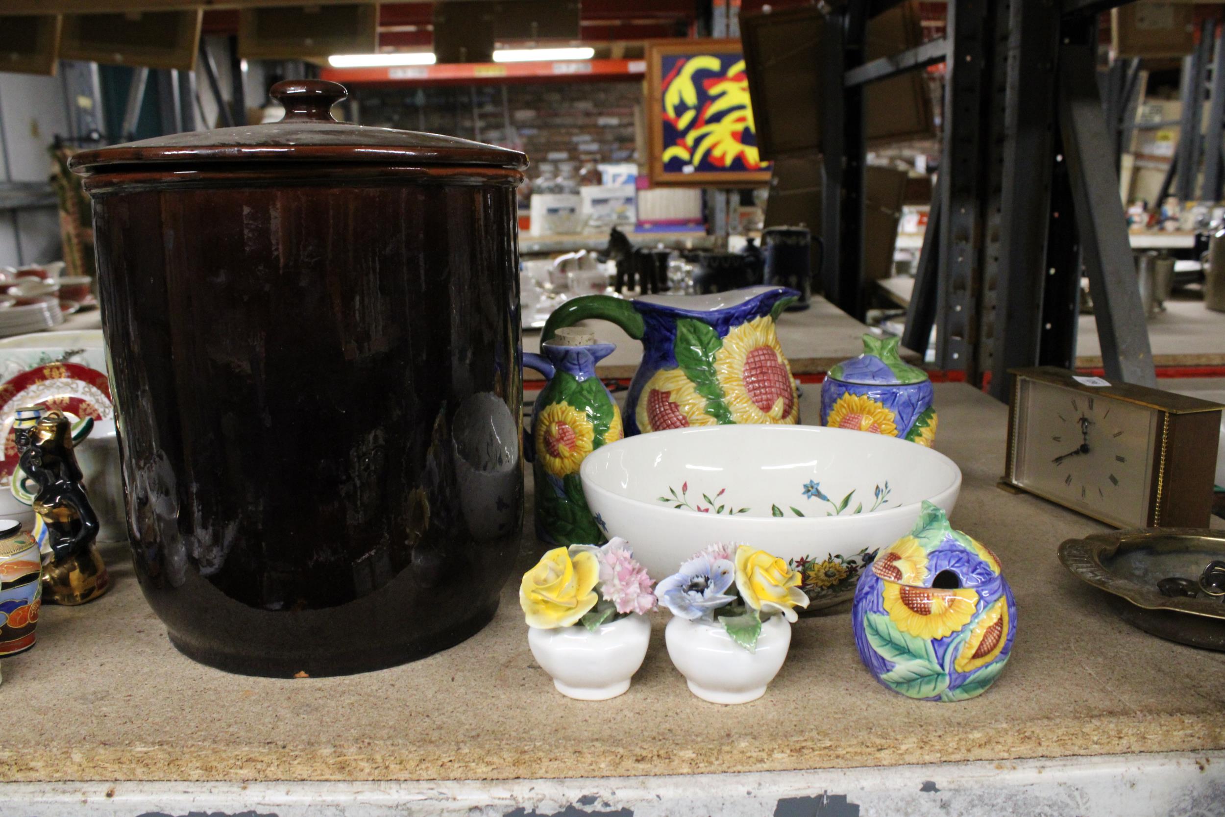 A QUANTITY OF CERAMICS TO INCLUDE A LARGE STONEWARE STORAGE JAR, A FLORAL PATTERNED JUG, OIL