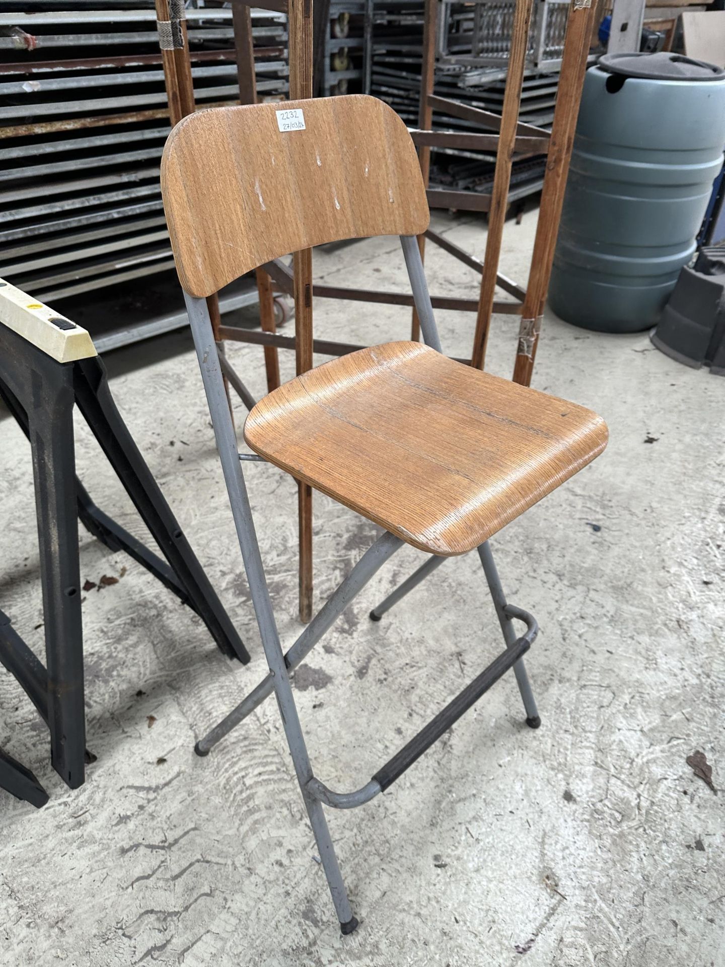 TWO CLOTHES MAIDENS, TWO TRESTLES AND A FOLDING STOOL - Bild 3 aus 4