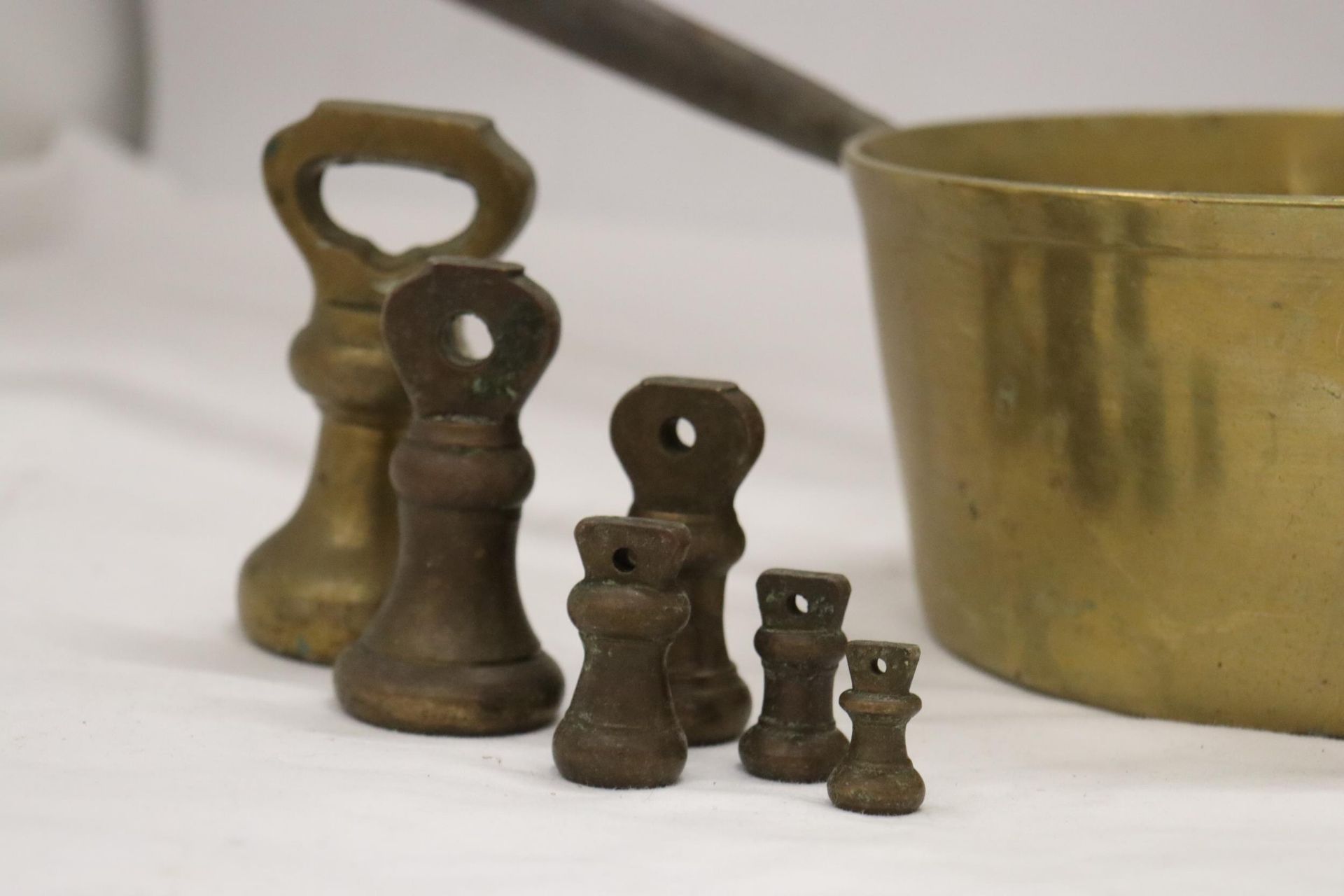 A VINTAGE BRASS PAN AND A SET OF GRADUATED BRASS WEIGHTS - Bild 5 aus 6