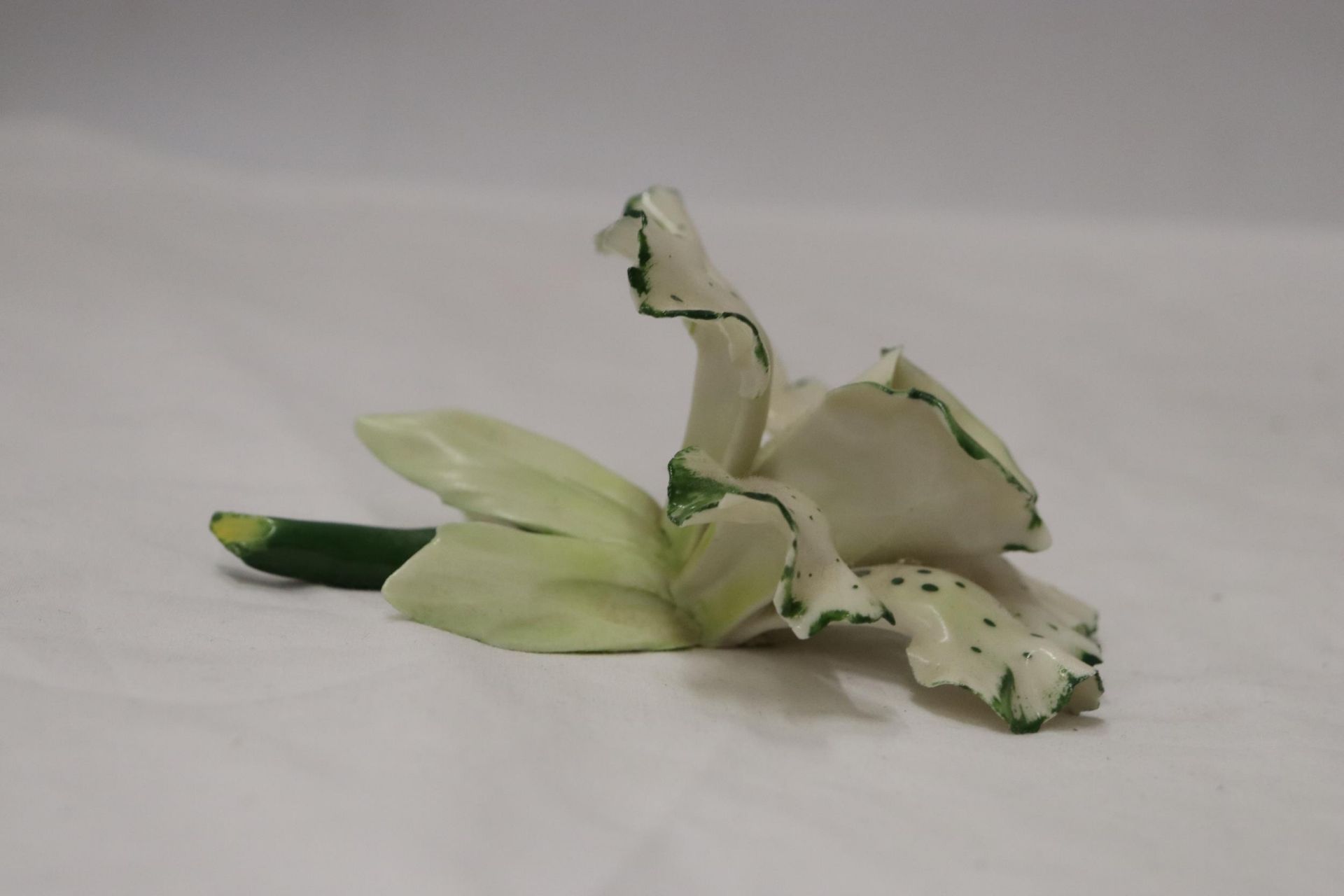 THREE VINTAGE CERAMIC TIGER LILY FLOWERS - Image 4 of 8