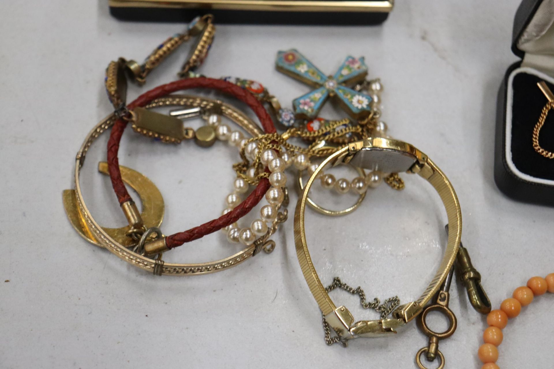 A QUANTITY OF COSTUME JEWELLERY TO INCLUDE BRACELETS, BOXED CUFFLINKS, A WATCH, PENKNIFE, ETC - Image 7 of 9