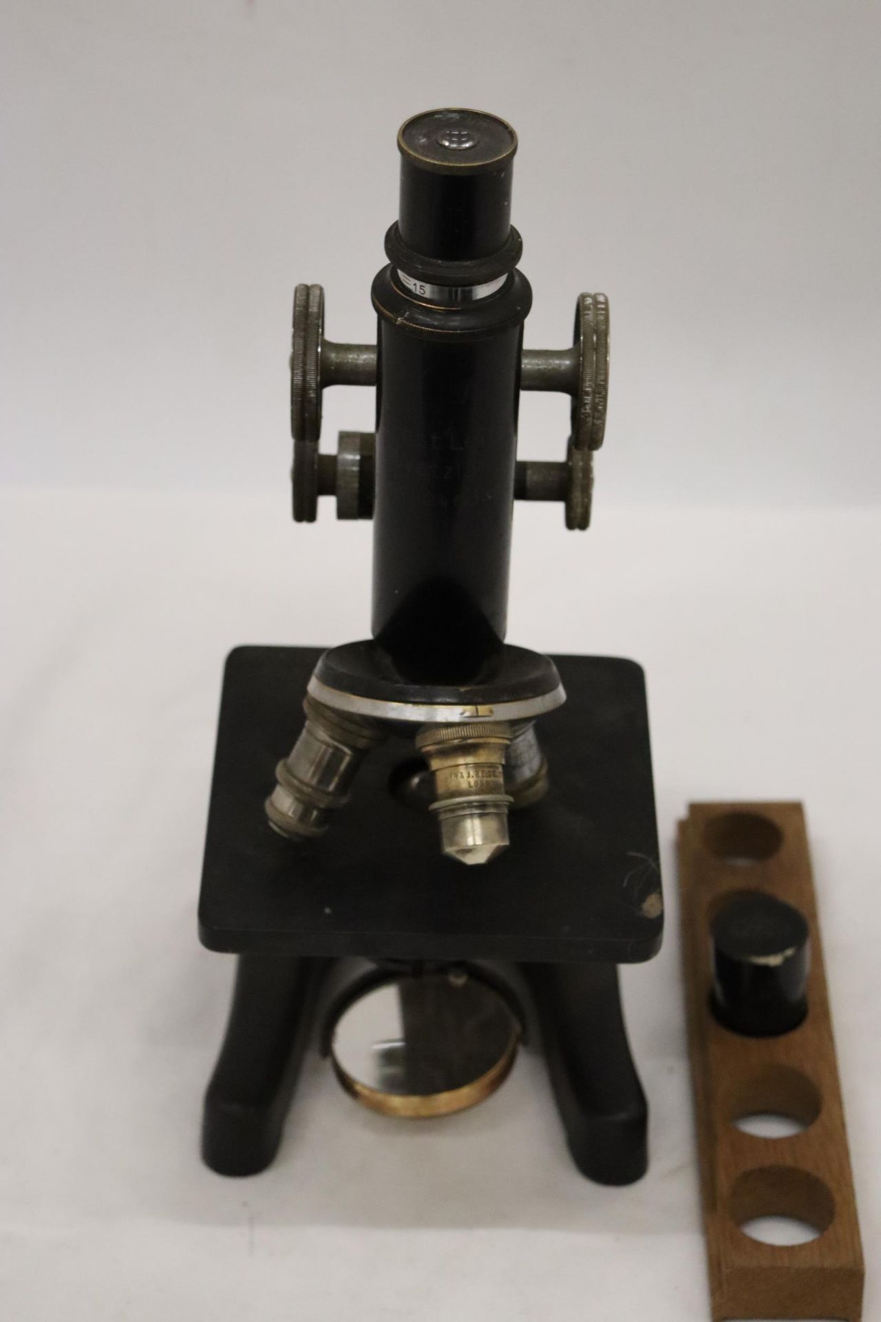 AN ERNST LEITZ WETZLAR MICROSCOPE, NO. 324603, WITH WOOD TRAY AND SPARE LENS - Bild 2 aus 10