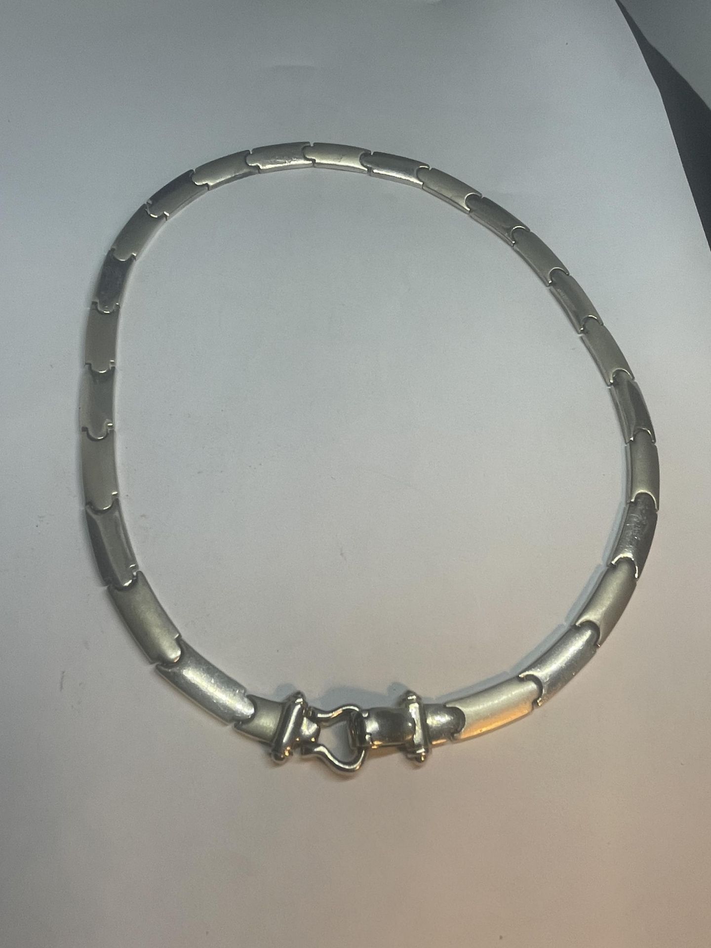 A HEAVY MARKED SILVER NECKLACE