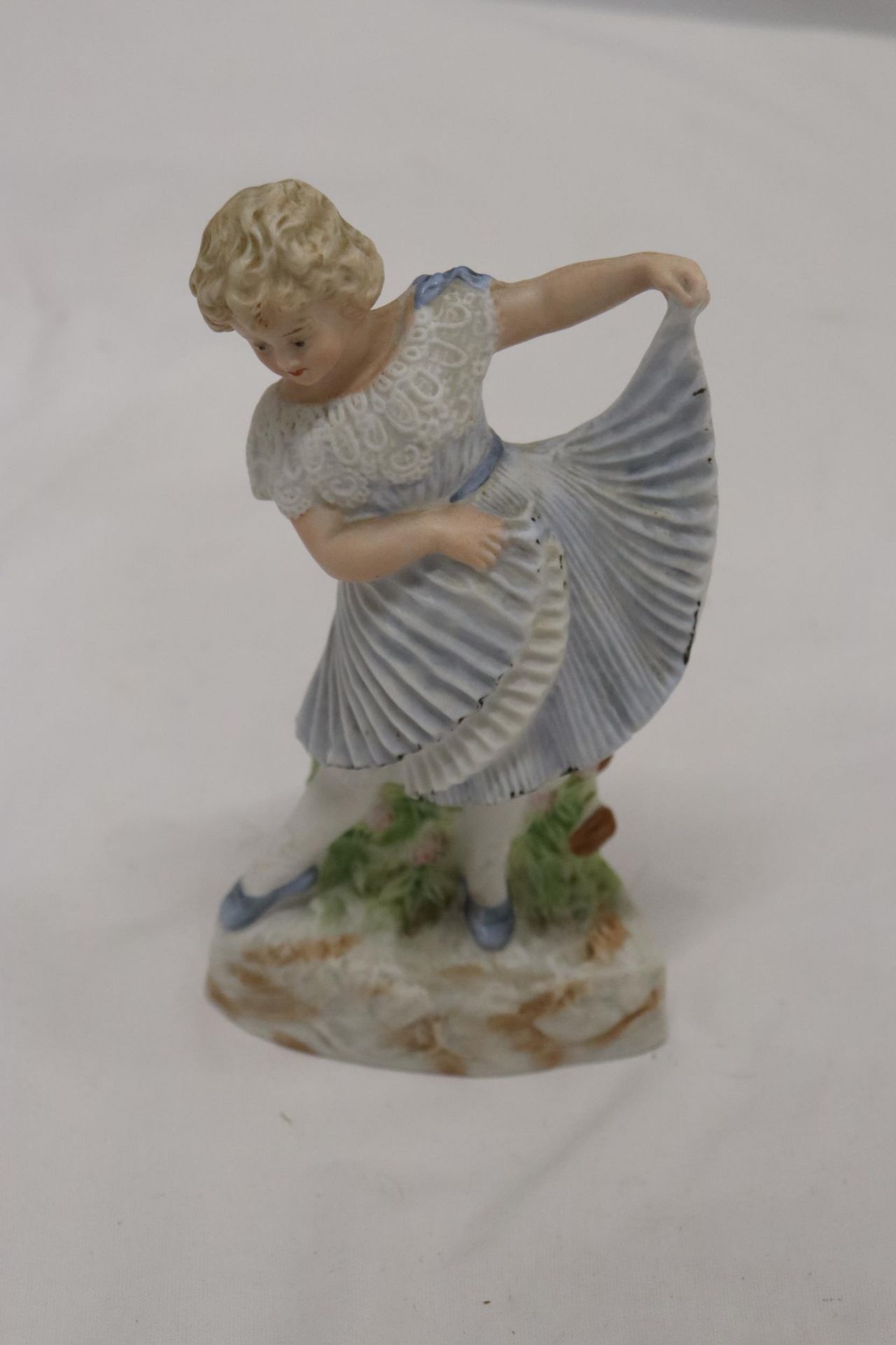 A BISQUE FIGURE OF A YOUNG LADY, MARKED TO THE BASE - Bild 5 aus 6