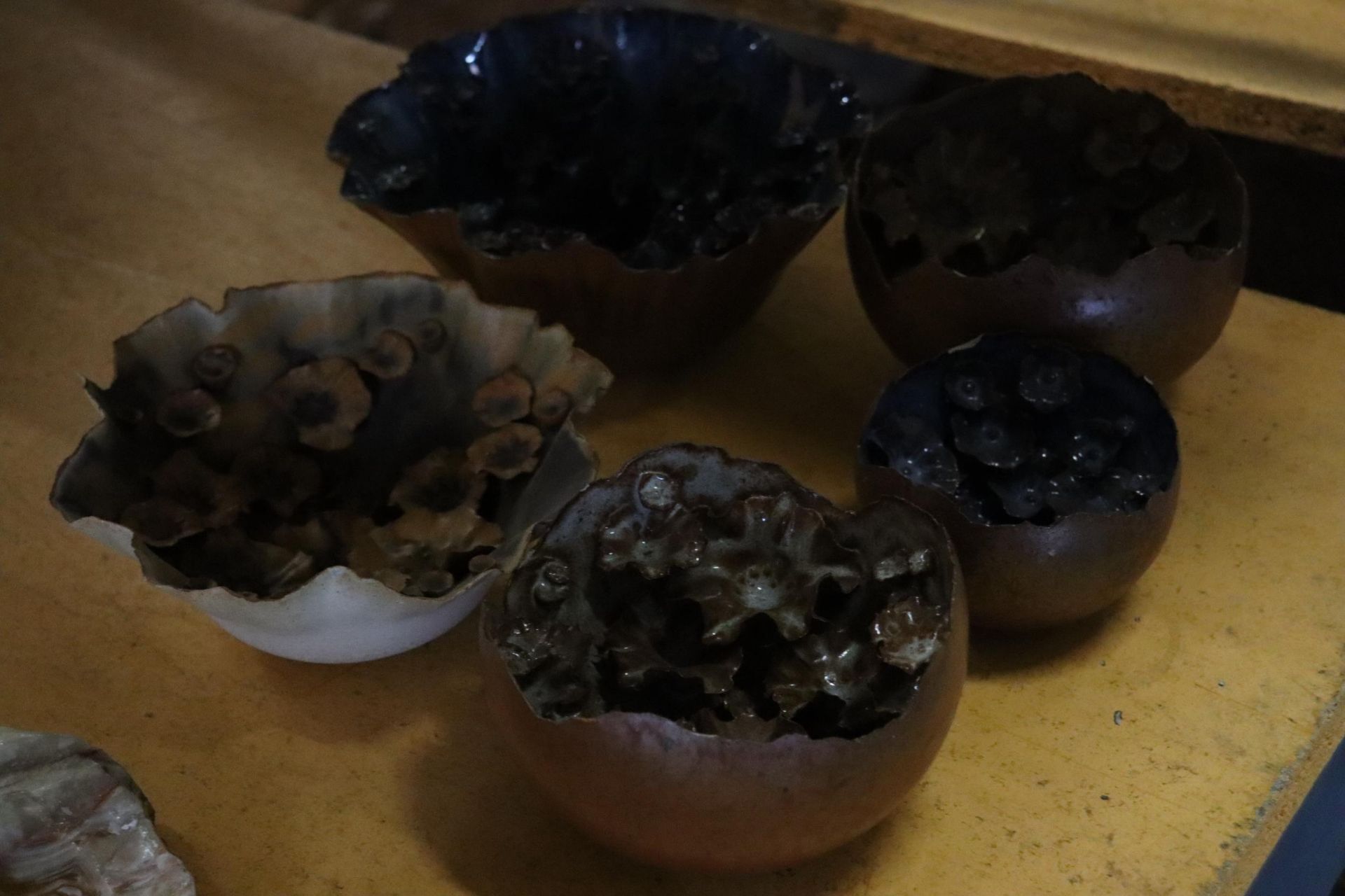 A COLLECTION OF STUDIO POTTERY SHELLS WITH FOLIAGE/FLOWER DESIGN MARKED CP TO BASE (5 IN TOTAL) - Image 2 of 9