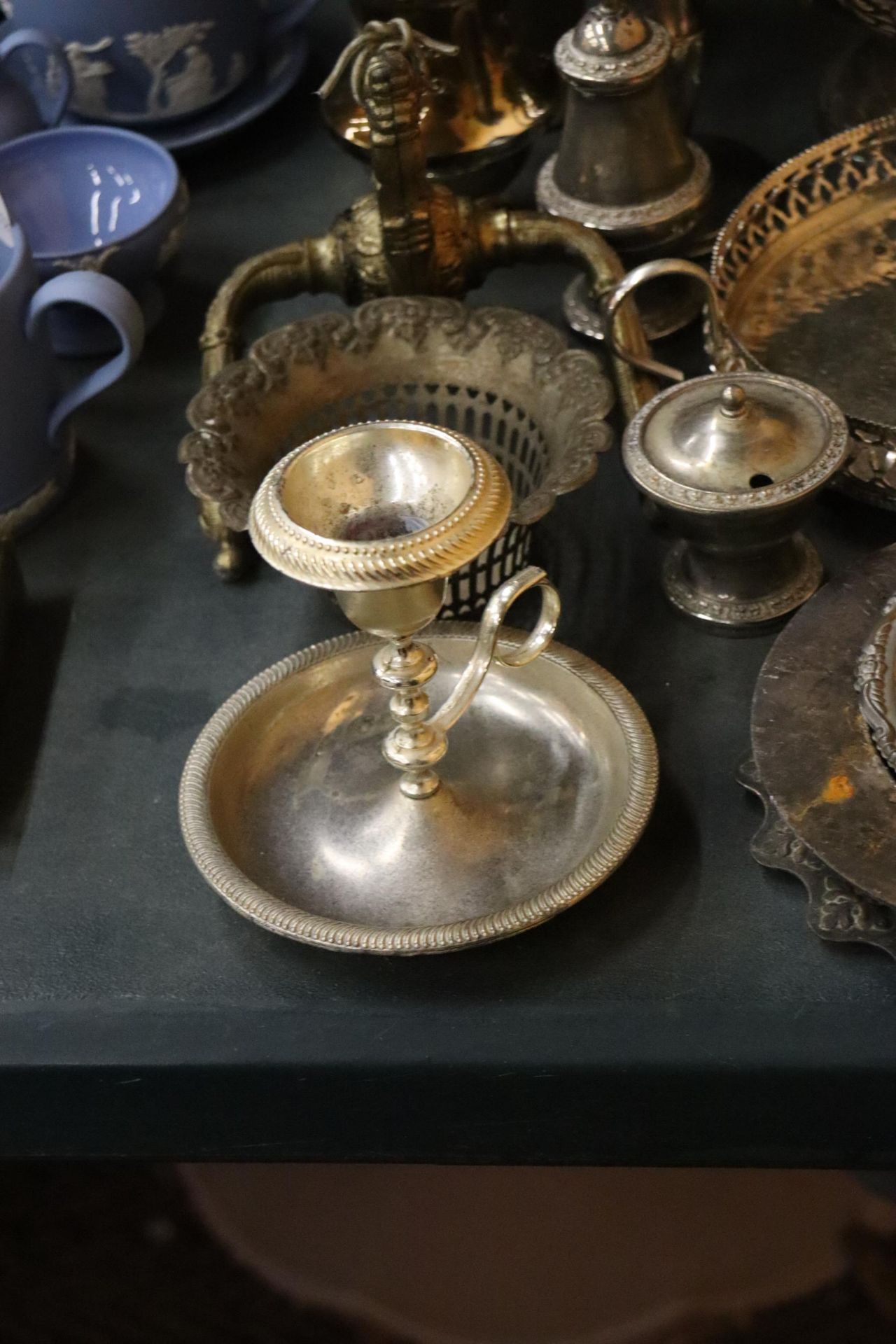 A QUANTITY OF SILVER PLATED ITEMS TO INCLUDE A LARGE BOWL, CANDLESTICK, TRAY, PLATES, SUGAR - Image 3 of 9