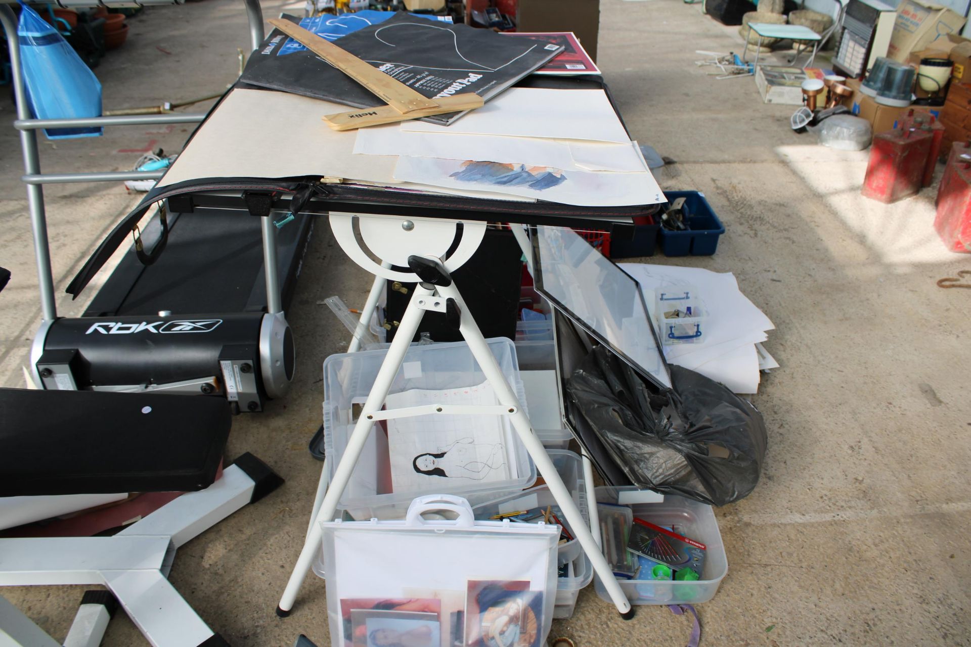 A LARGE ASSORTMENT OF ARTISTS ITEMS TO INCLUDE PENCILS, DRAWINGS AND A DRAWING STAND ETC - Image 6 of 7