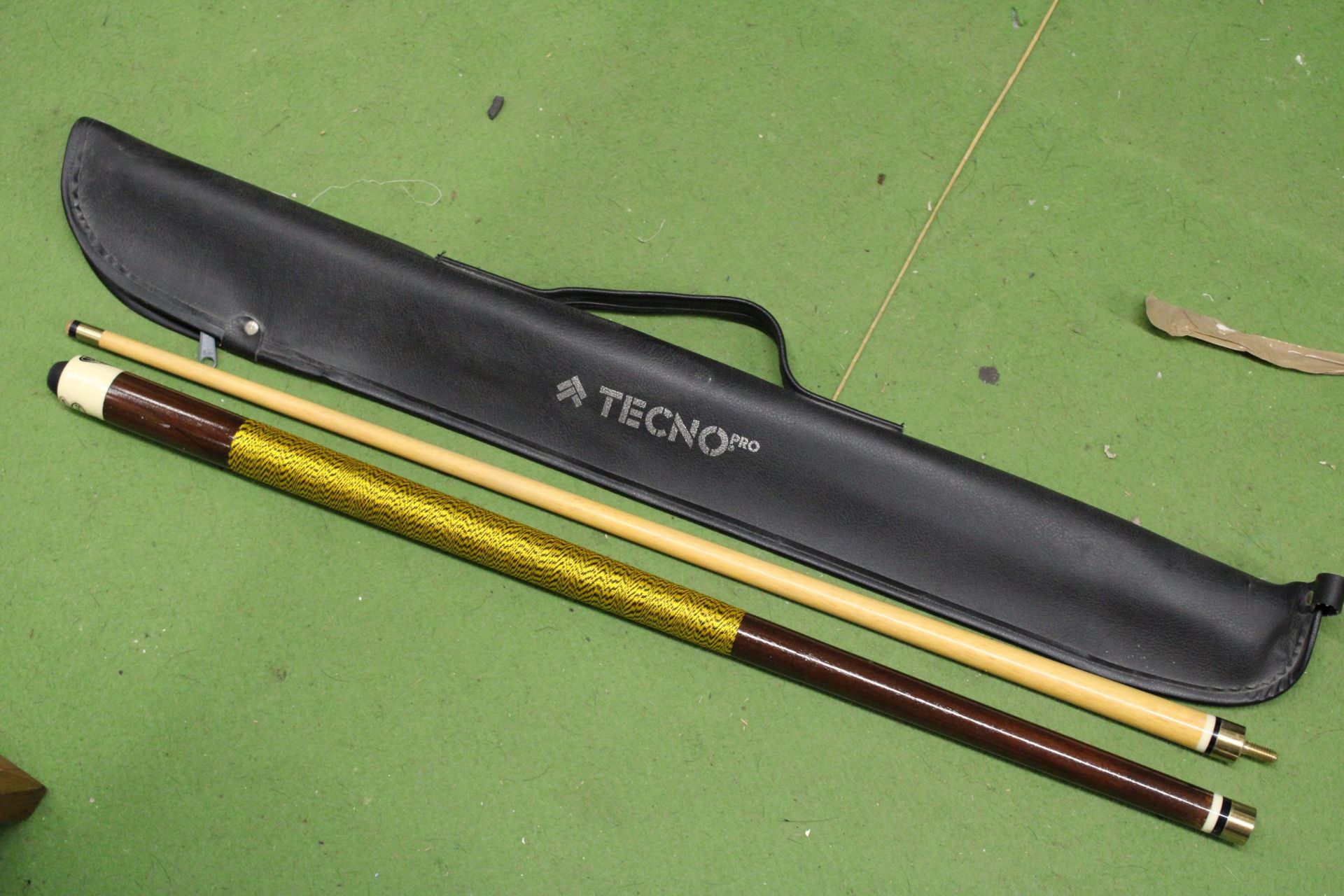 A BCE POOL/SNOOKER CUE IN A SOFT CASE