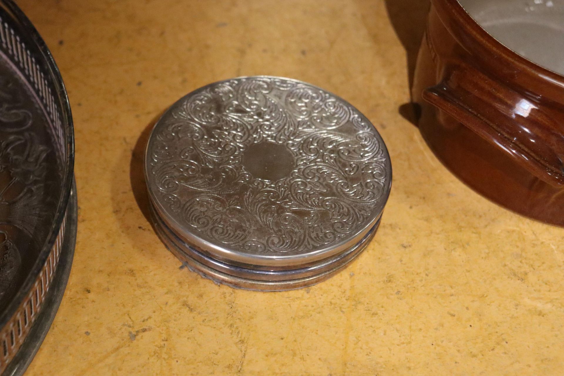A QUANTITY OF SILVER PLATE TO INCLUDE TRAYS, PICTURE FRAMES, COASTERS, ETC., - Image 3 of 11