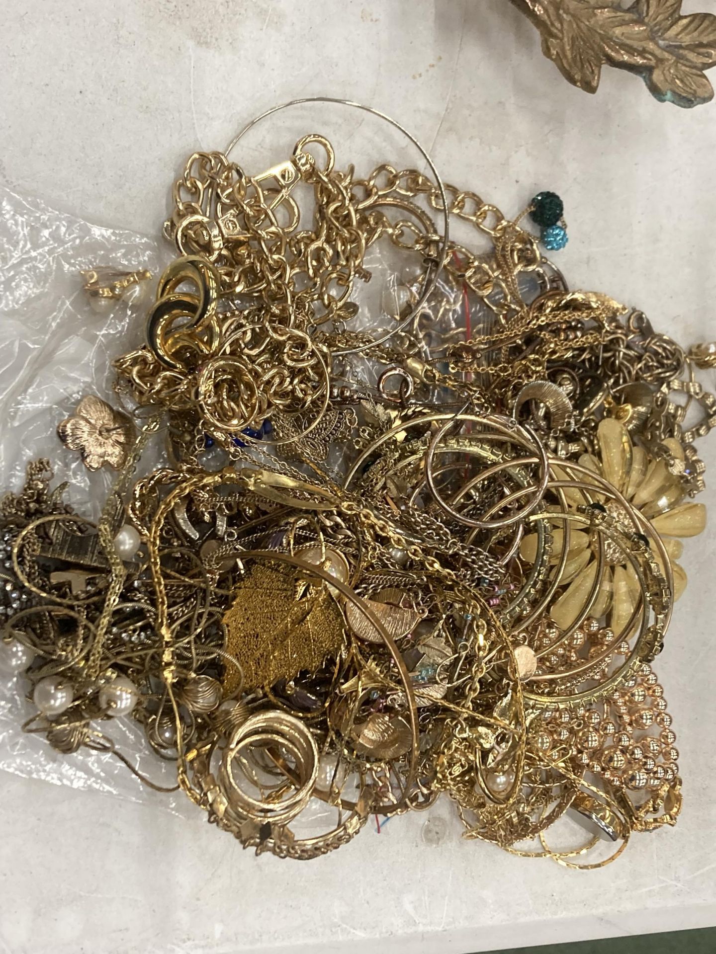 A QUANTITY OF YELLOW METAL COSTUME JEWELLERY