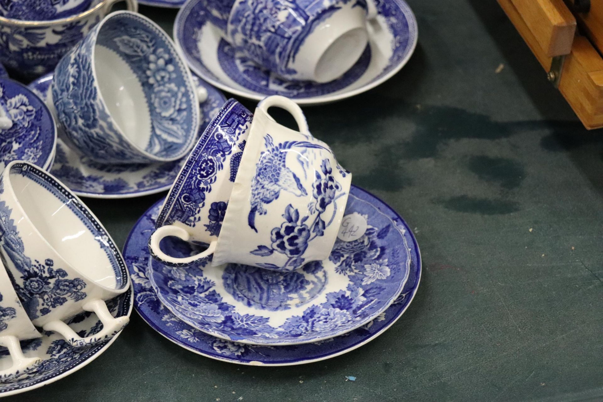 A LARGE QUANTITY OF OF WOODS AND BURLEIGH WARE BLUE AND WHITE CERAMICS TO INCLUDE WILLOW PATTERN, - Bild 6 aus 15