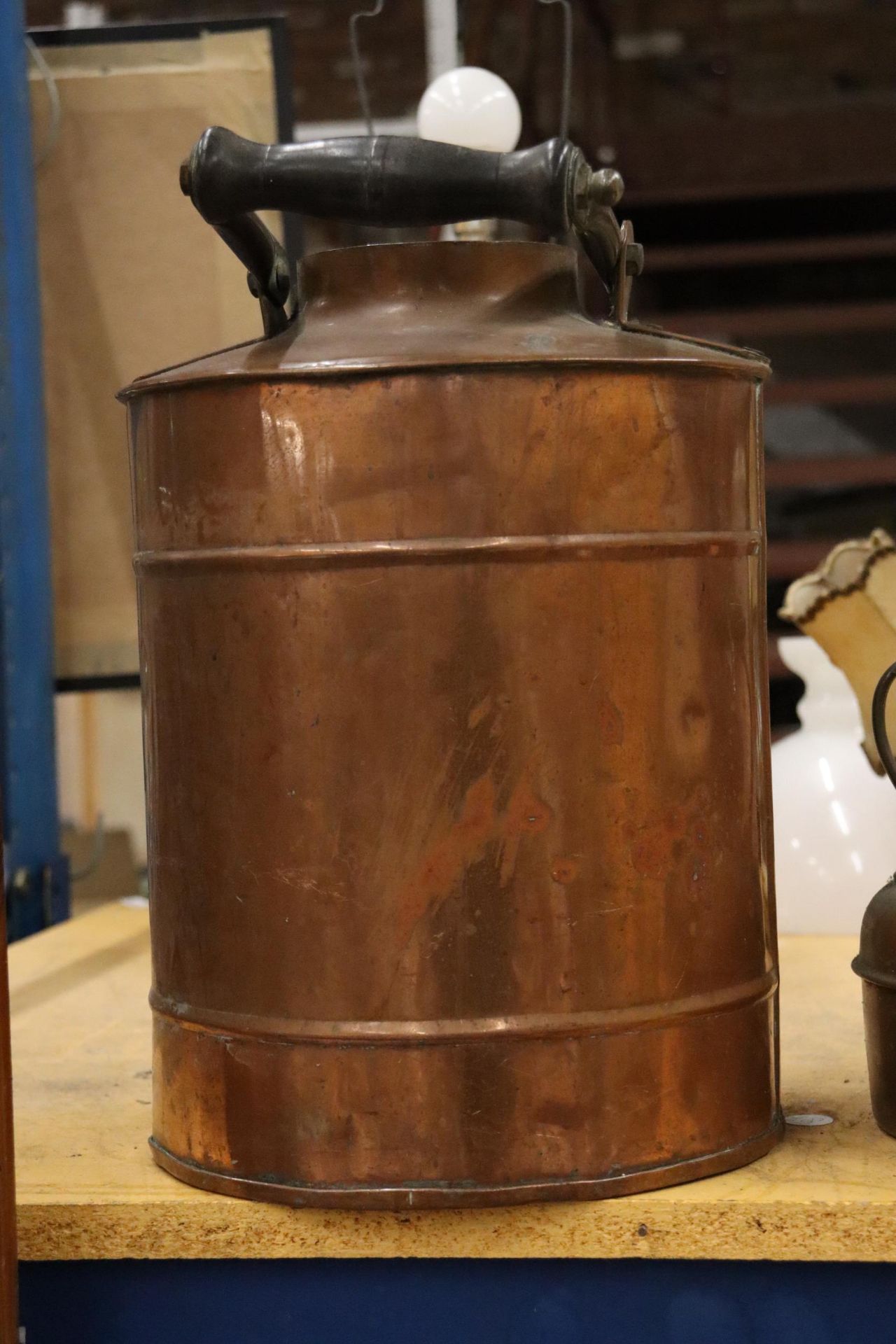 THREE PIECES OF VINTAGE COPPER TO INCLUDE A KETTLE, PLANTER AND BUCKET - Image 2 of 8