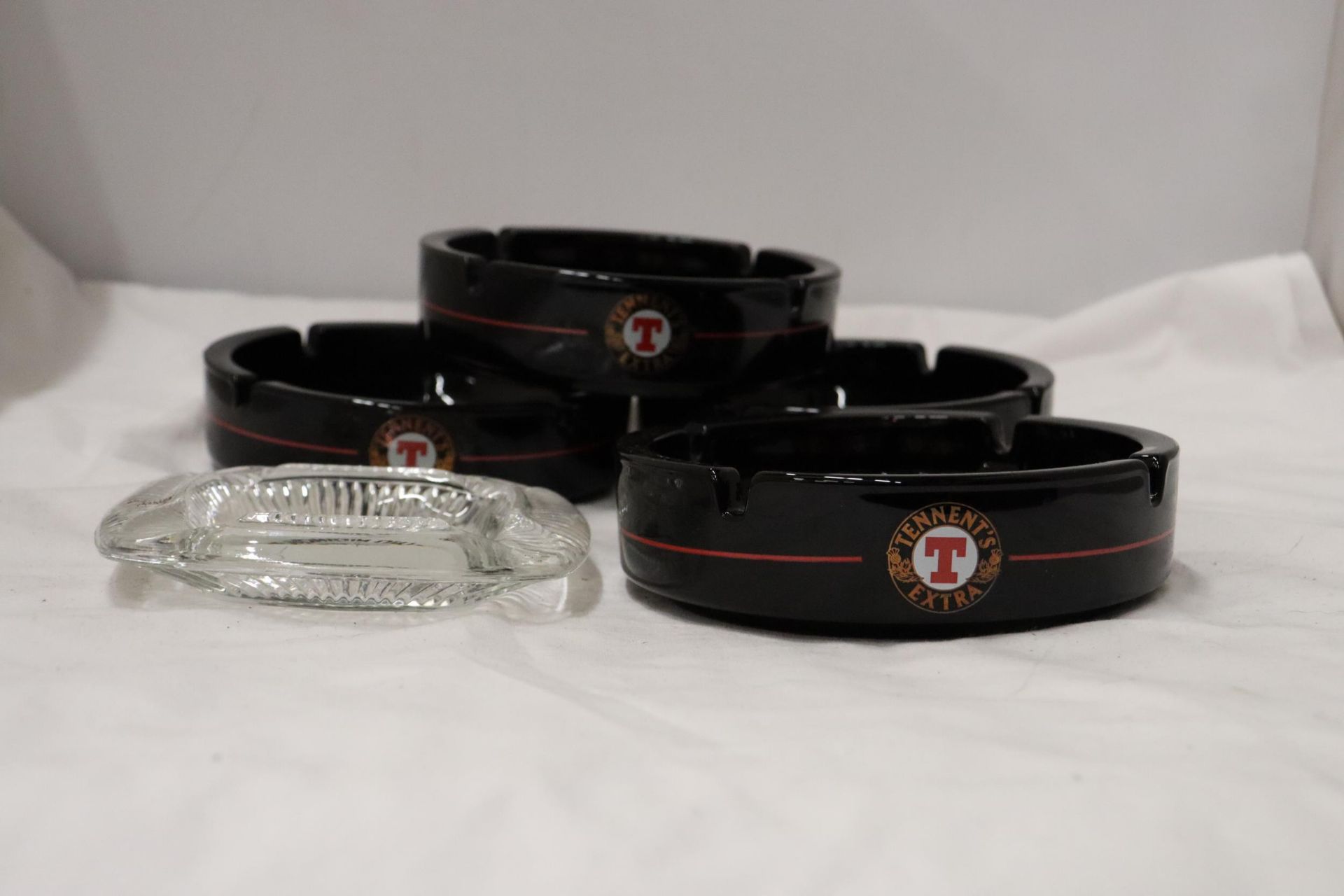 FIVE GLASS PUN ASHTRAYS TO INCLUDE TENNENTS EXTRA - Bild 6 aus 6
