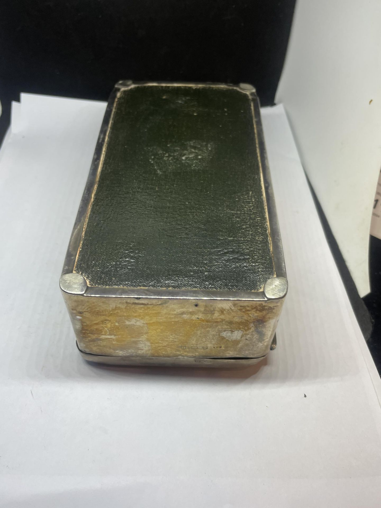A LARGE HALLMARKED BIRMINGHAM SILVER CIGARETTE BOX ENGRAVED TO THE LID WITH WOOD LINING - Image 6 of 6