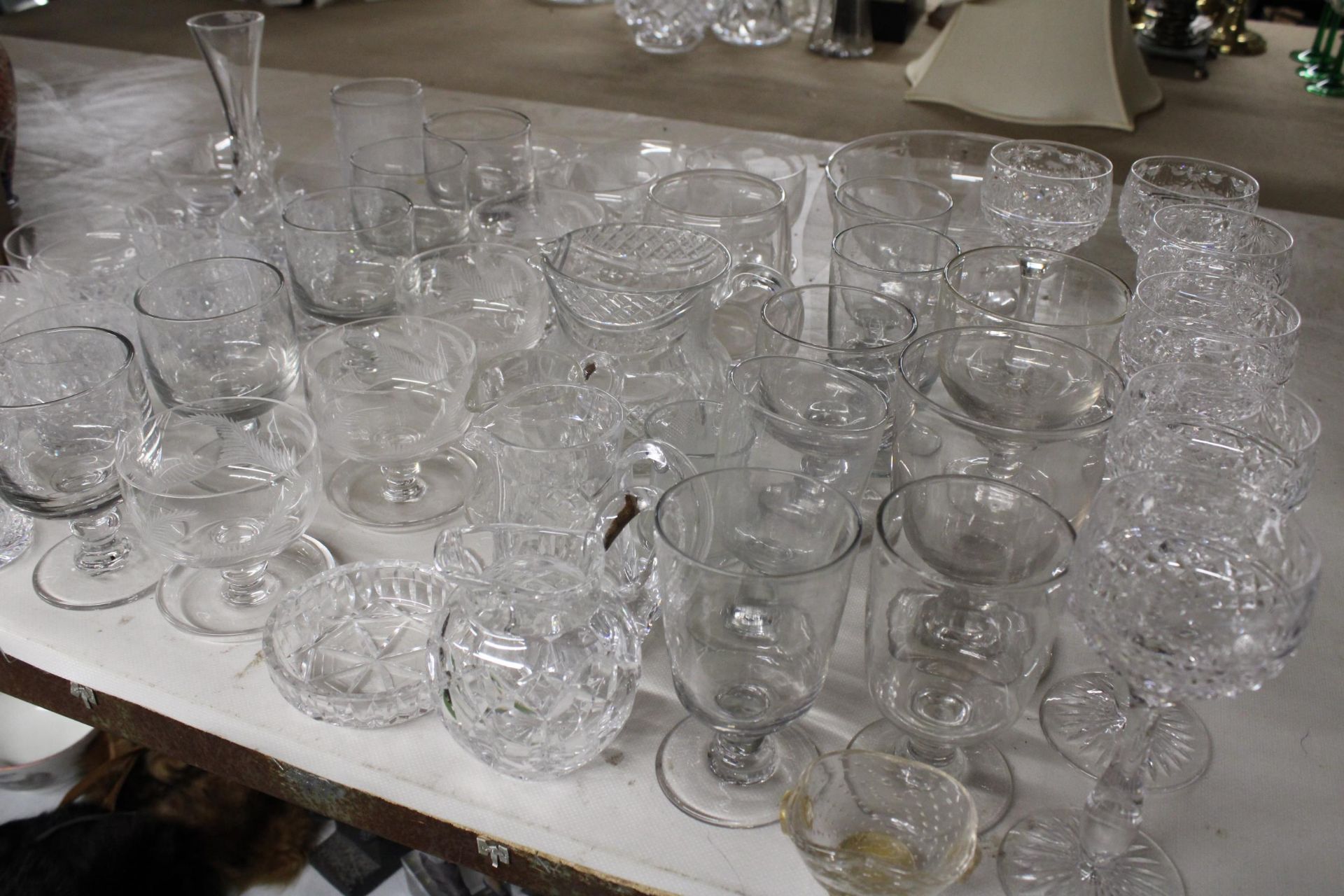 A LARGE COLLECTION OF GLASSWARE TO INCLUDE DESSERT DISHES, JUGS, WINE GLASSES ETC - Image 5 of 6