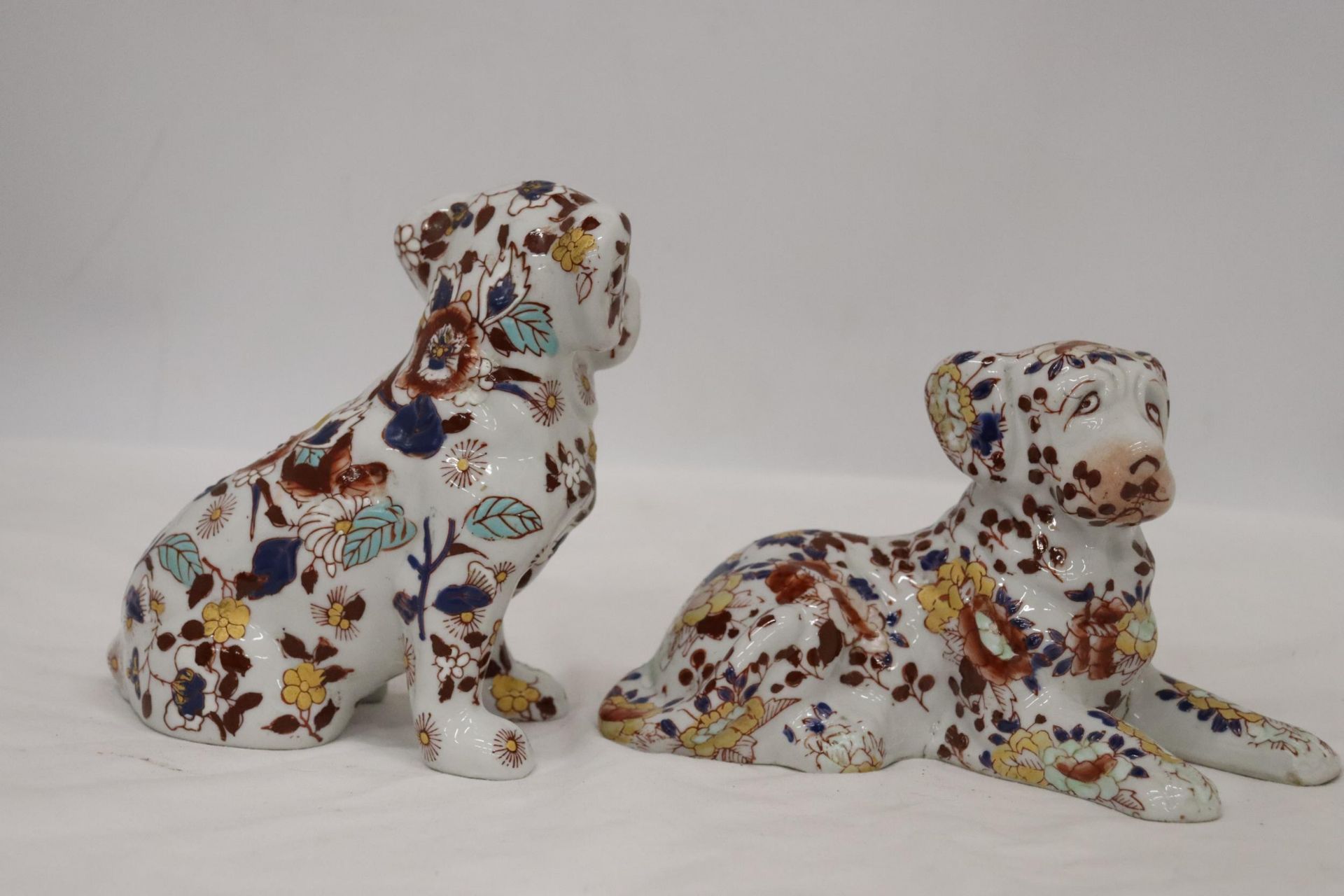 A PAIR OF IMARI DOGS - Image 5 of 8