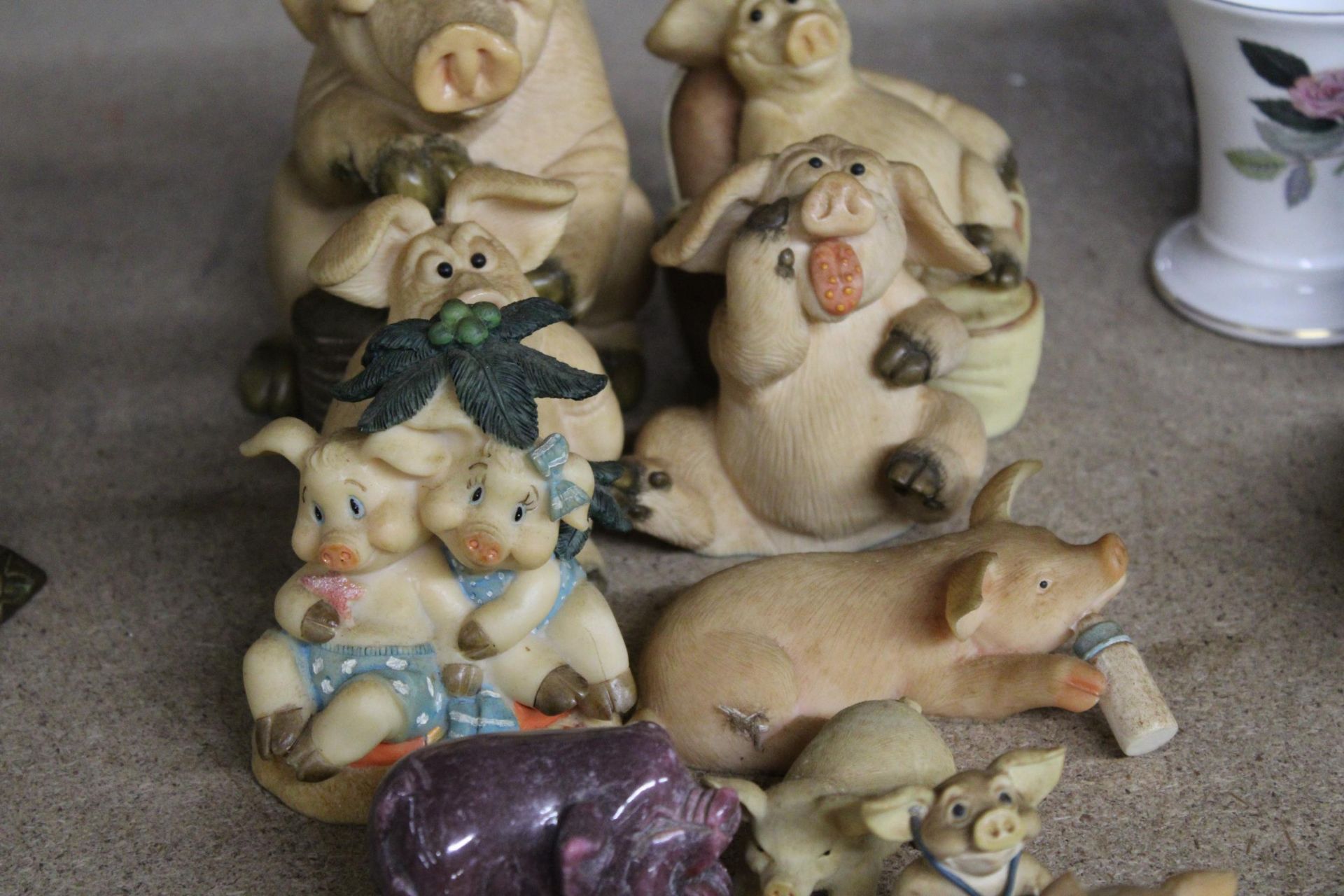 A COLLECTION OF PIG MODELS TO INCLUDE 'PIGGIN' - 12 IN TOTAL - Image 3 of 5