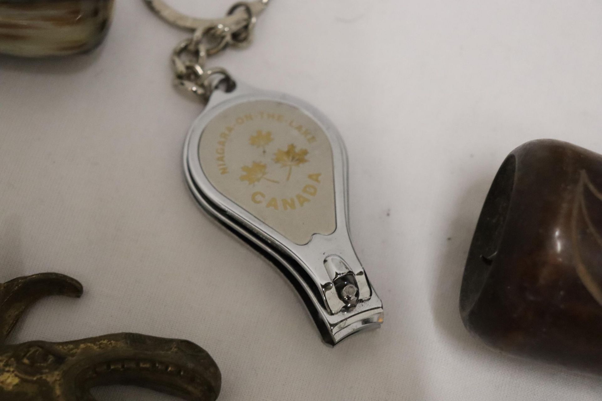 A TIN OF COLLECTABLES TO INCLUDE VINTAGE BOTTLE OPENERS, TWO MINIATURE SCRUMPY BOTTLES FROM - Image 13 of 13