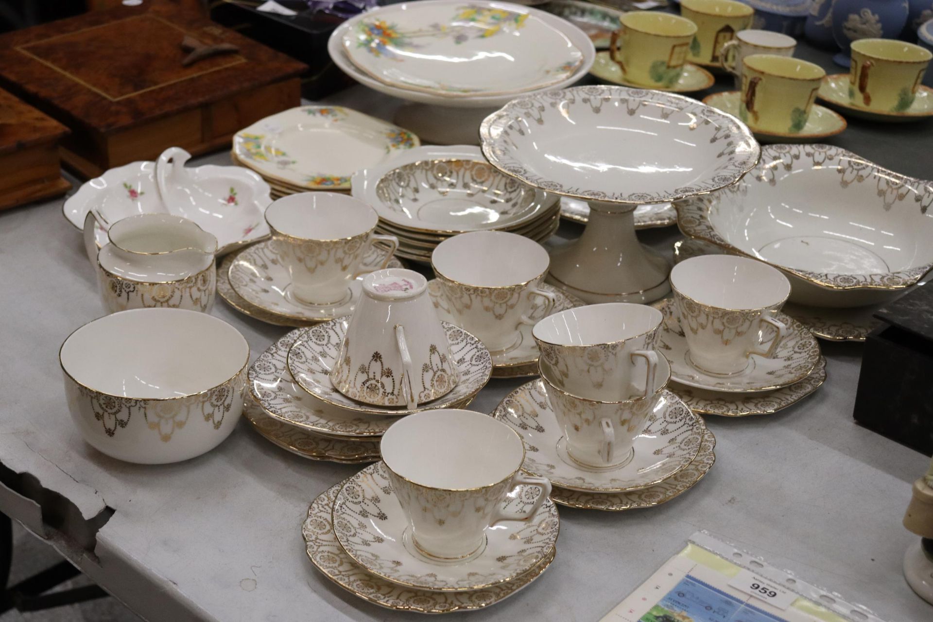 A VINTAGE 'PENDANT' TEASET, TO INCLUDE, A CAKE STAND, CAKE PLATE, BOWLS, A CREAM JUG, SUGAR BOWL, - Image 3 of 14