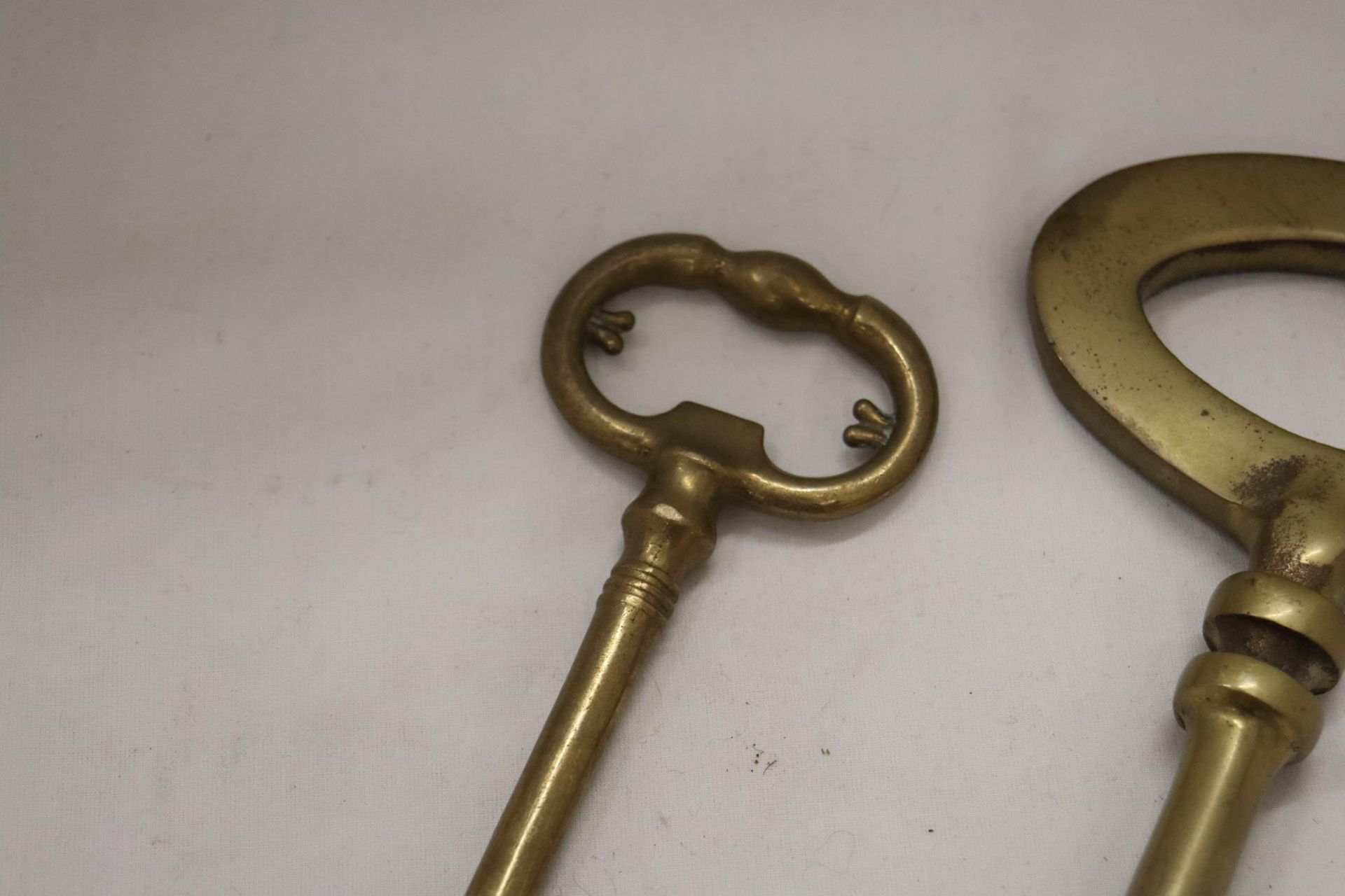 TWO LARGE HEAVY WEIGHT VINTAGE BRASS KEYS - ONE 13 INCHES LONG - Image 5 of 7