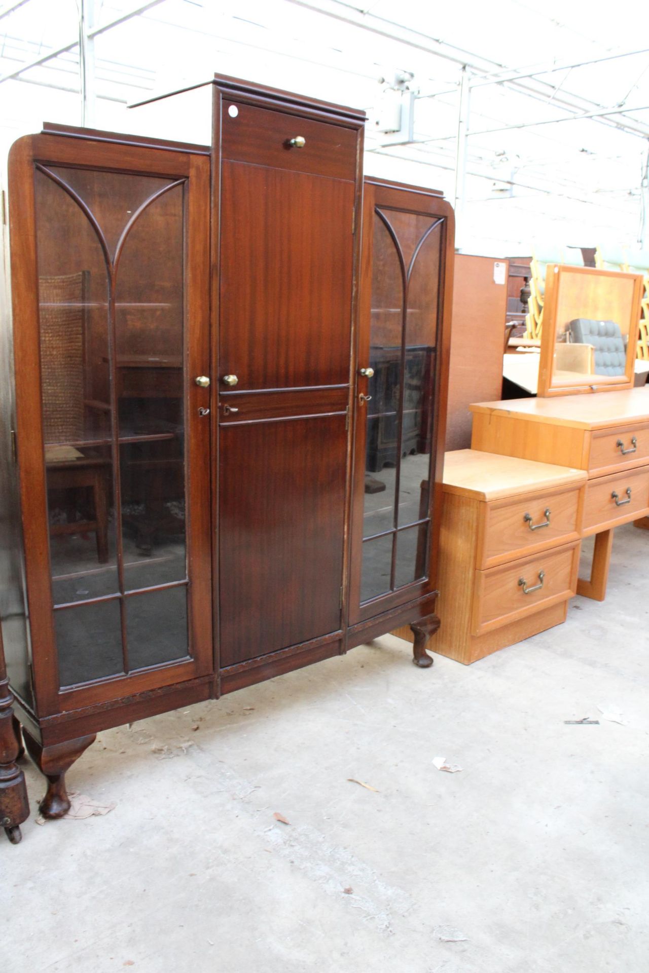 A MID 20TH CENTURY MAHOGANY TWO DOOR GLAZED DISPLAY CABINET WITH CENTRE CUPBOARD AND DRAWER ON - Image 2 of 5