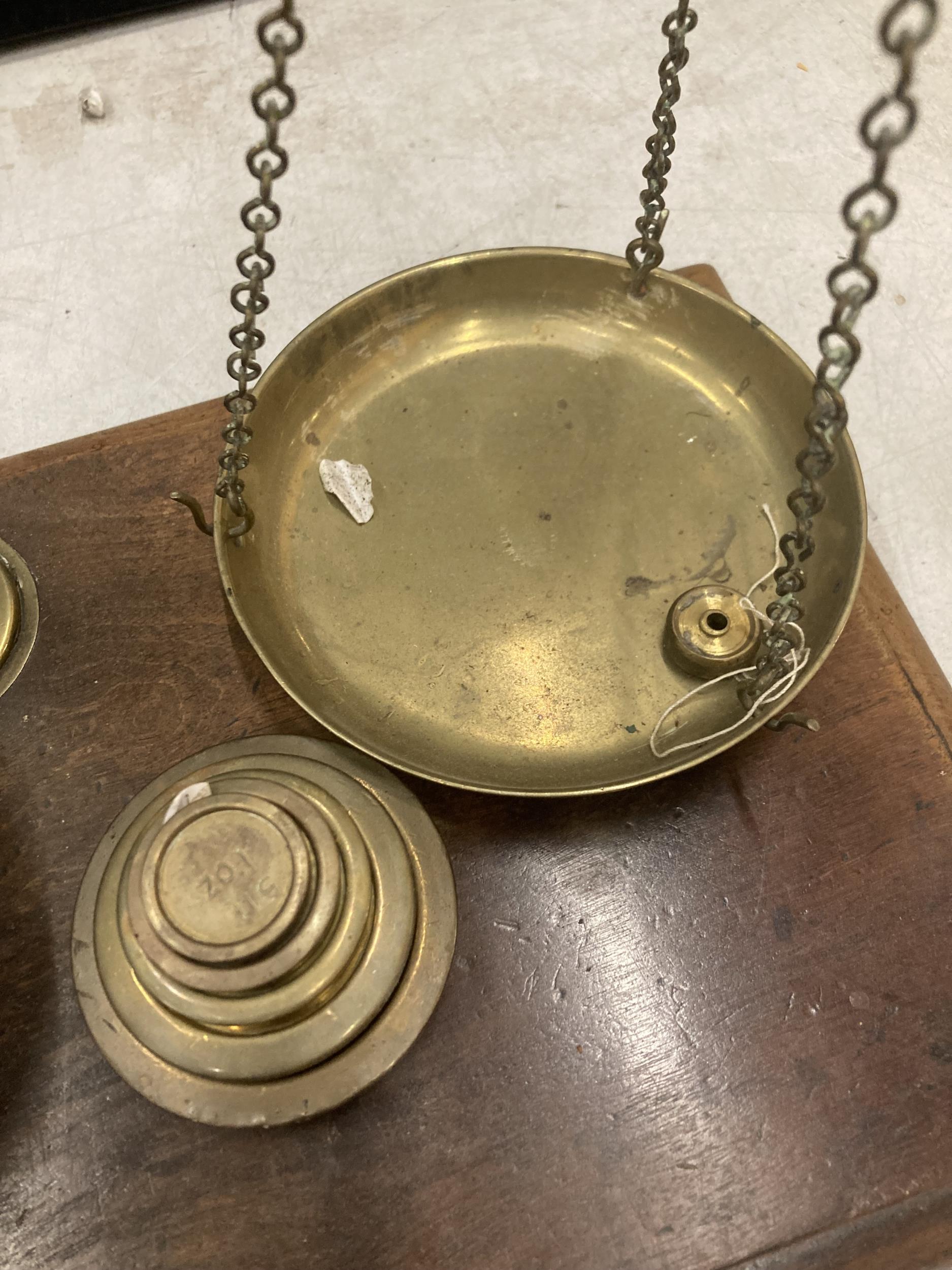 A SET OF BRASS BALANCE SCALES ON A WOODEN BASE WITH WEIGHTS W & T AVERY - Image 2 of 5
