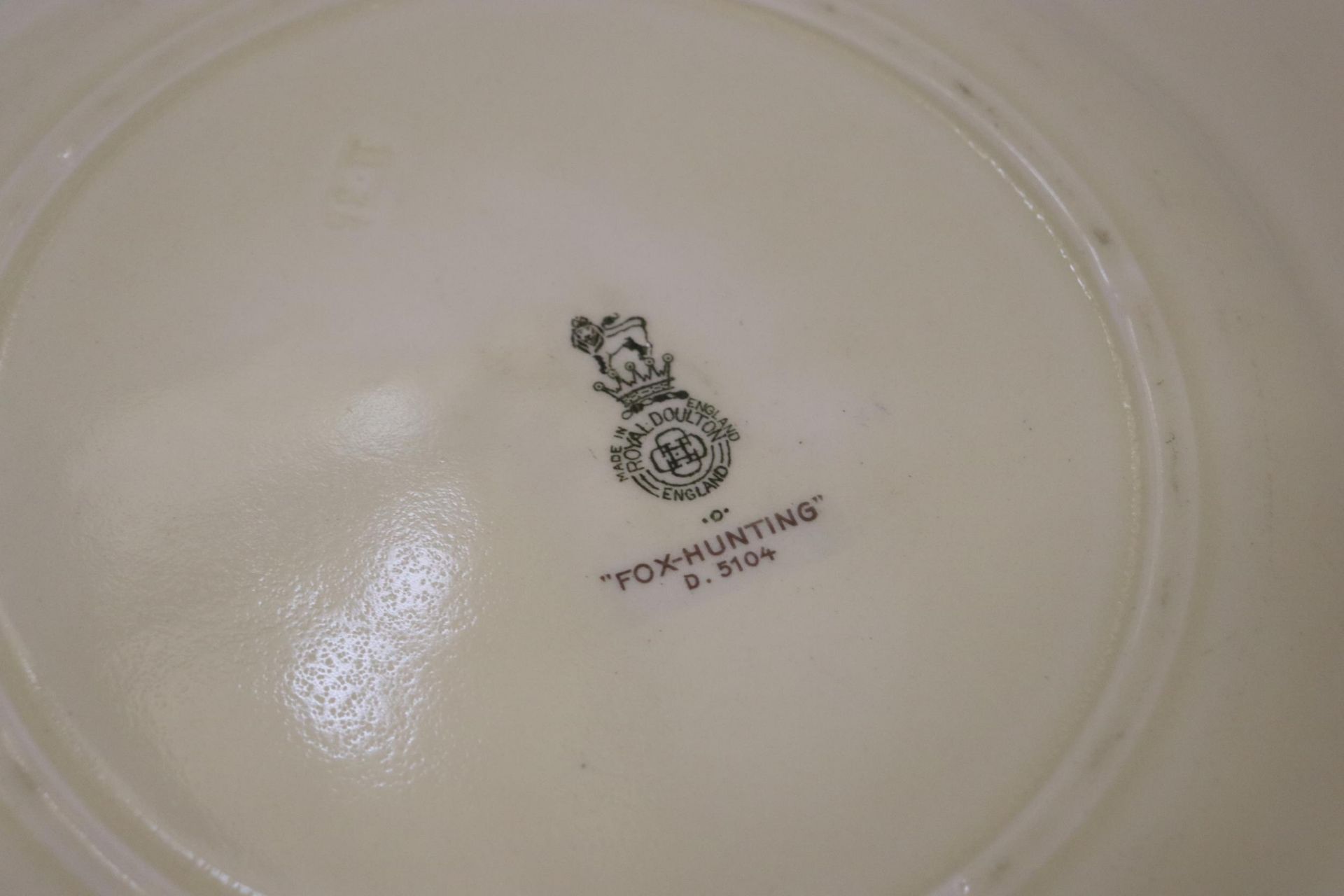 TWO COLLECTORS PLATES TO INCLUDE A ROYAL DOULTON FOX HUNTING DINNER PLATE AND ORIENTAL STYLE CAULDON - Image 6 of 7