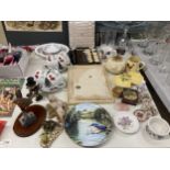 A LARGE MIXED LOT OF CERAMICS AND GLASSWARE TO INCLUDE CABINET PLATES, A SYLVAC ONION JAR, FINNIGANS