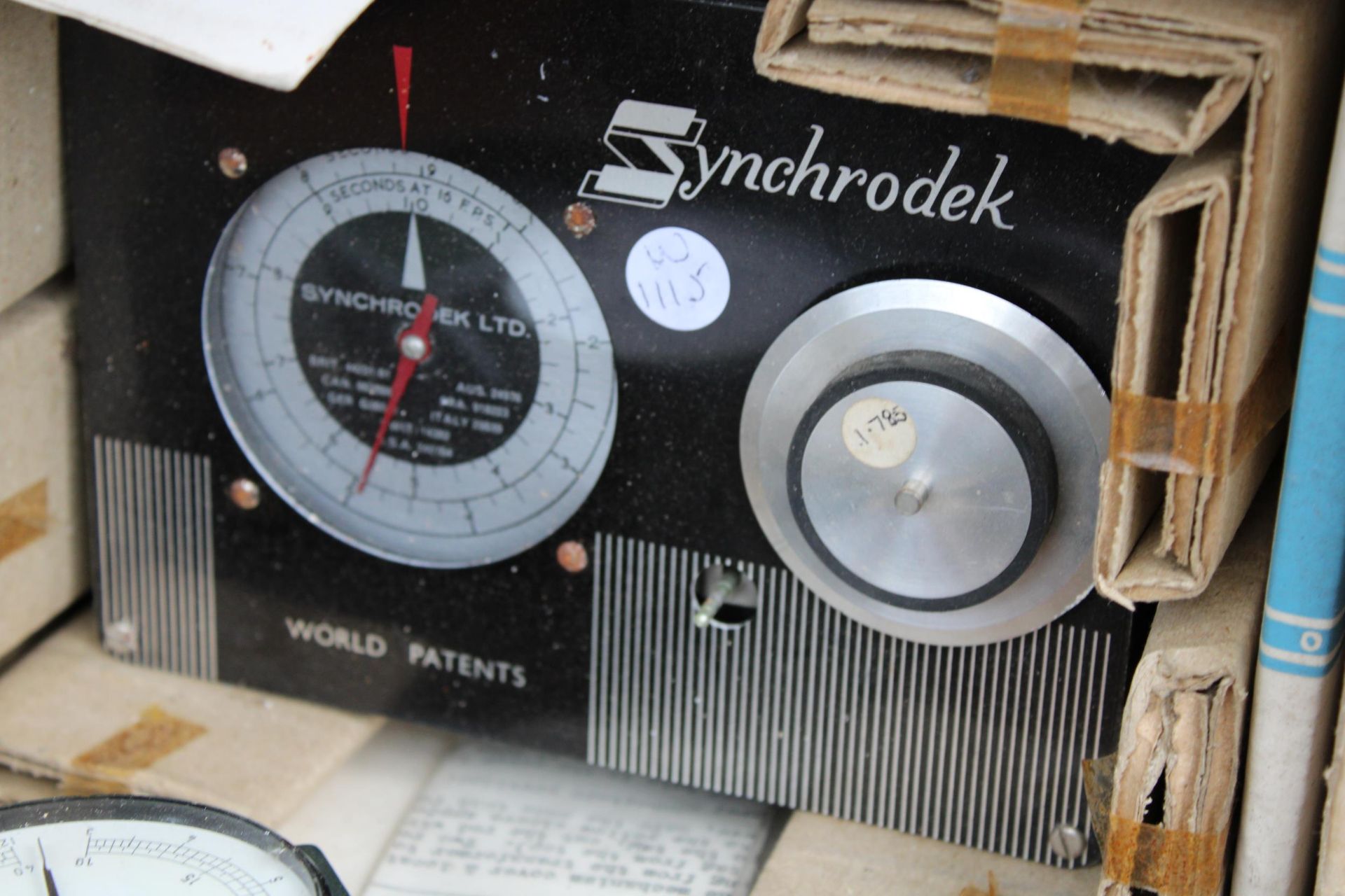 AN ASSORTMENT OF VINTAGE ITEMS TO INCLUDE A SYNCHRODEK, A GAUGE AND CROMPTON DOOR HOLDERS ETC - Image 4 of 5