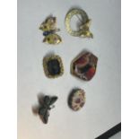SIX VARIOUS VINTAGE BROOCHES