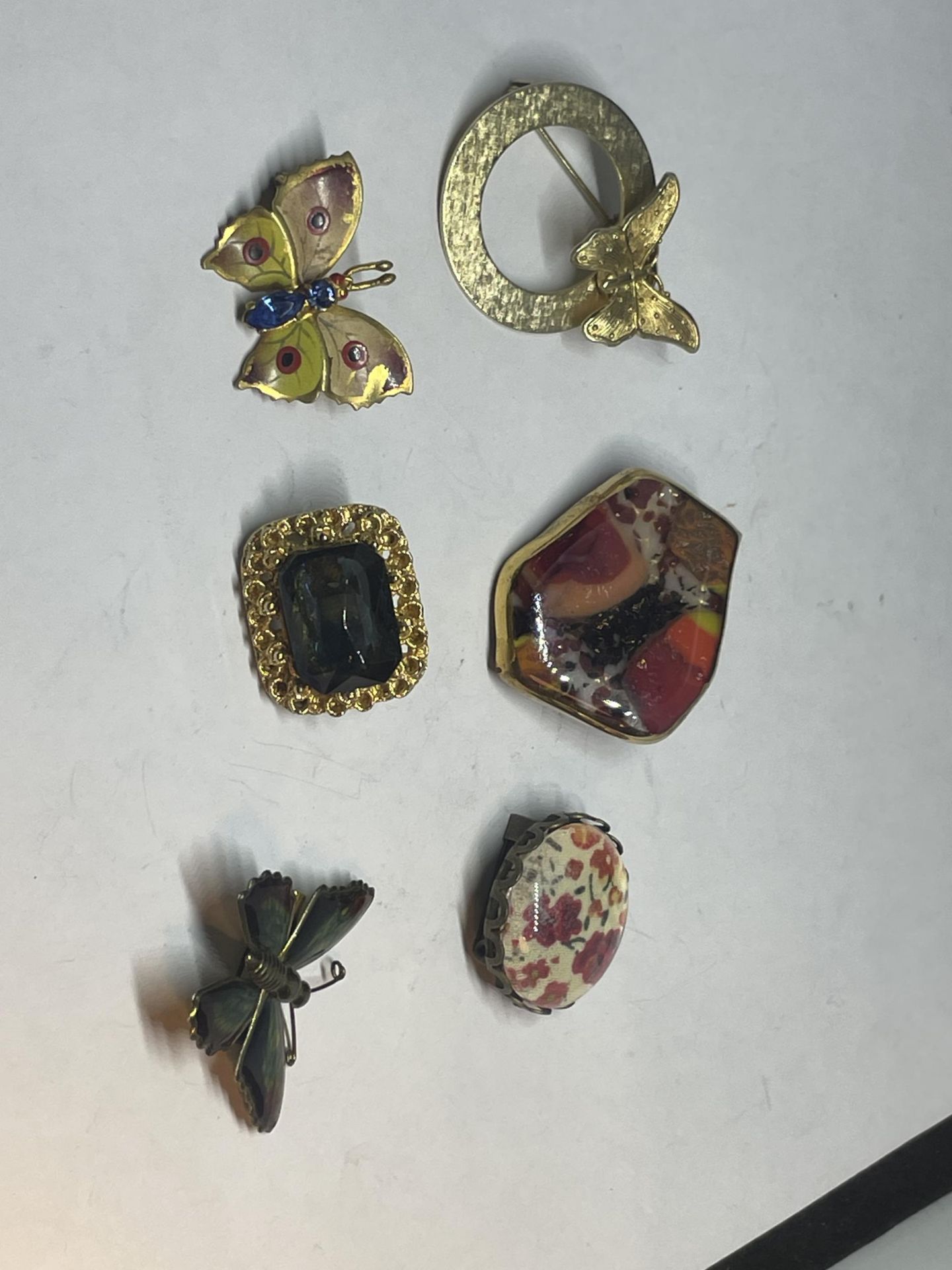 SIX VARIOUS VINTAGE BROOCHES