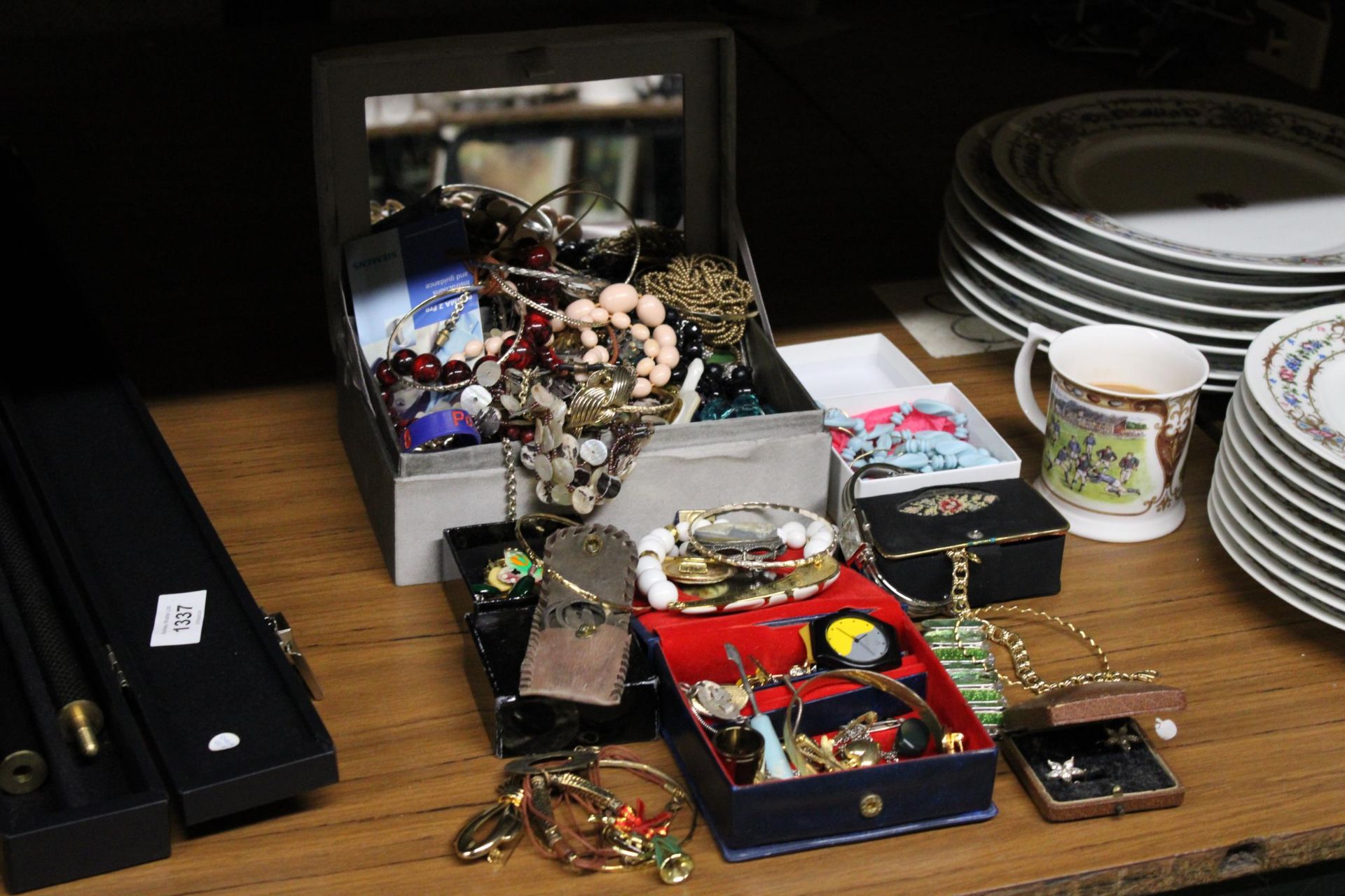 A MIXED LOT OF COSTUME JEWELLERY TO INCLUDE NECKLACES, BROOCHES, BRACELETS ETC