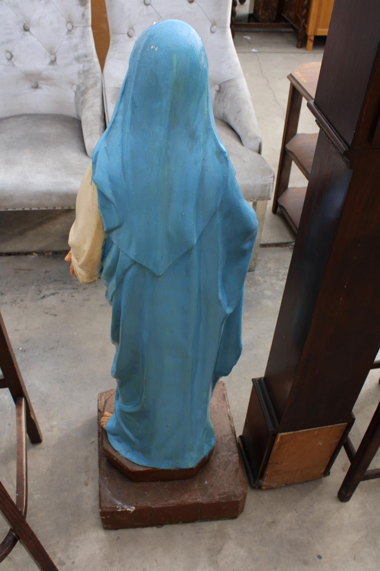 A LARGE PLASTER FIGURE OF THE VIRGIN MARY 47" HIGH - Bild 3 aus 3