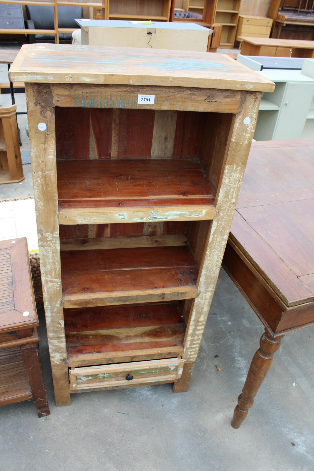 A MODERN HARDWOOD THREE TIER OPEN DISPLAY SHELF UNIT WITH DRAWER TO BASE