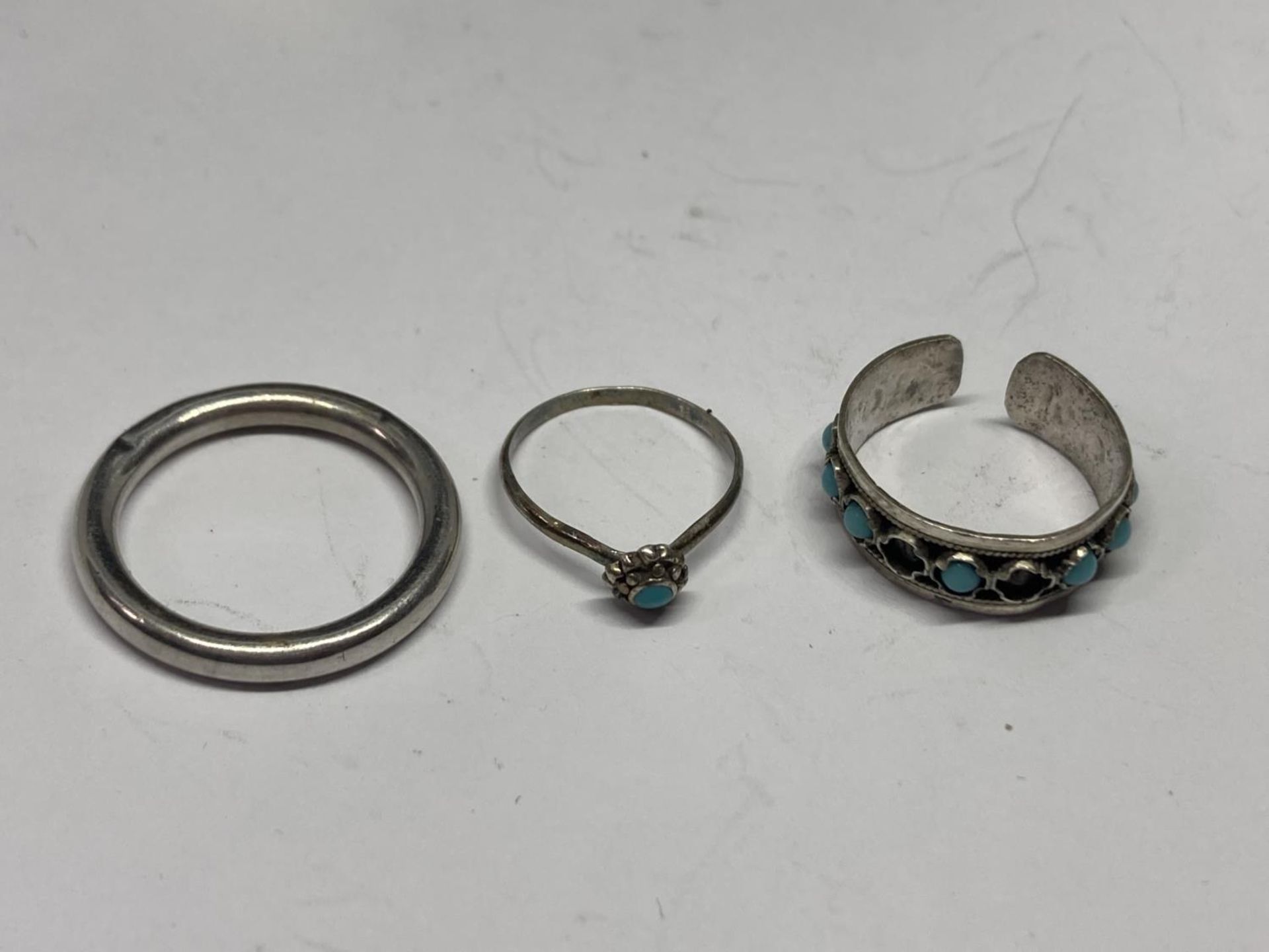 FIVE SILVER RINGS - Image 3 of 3