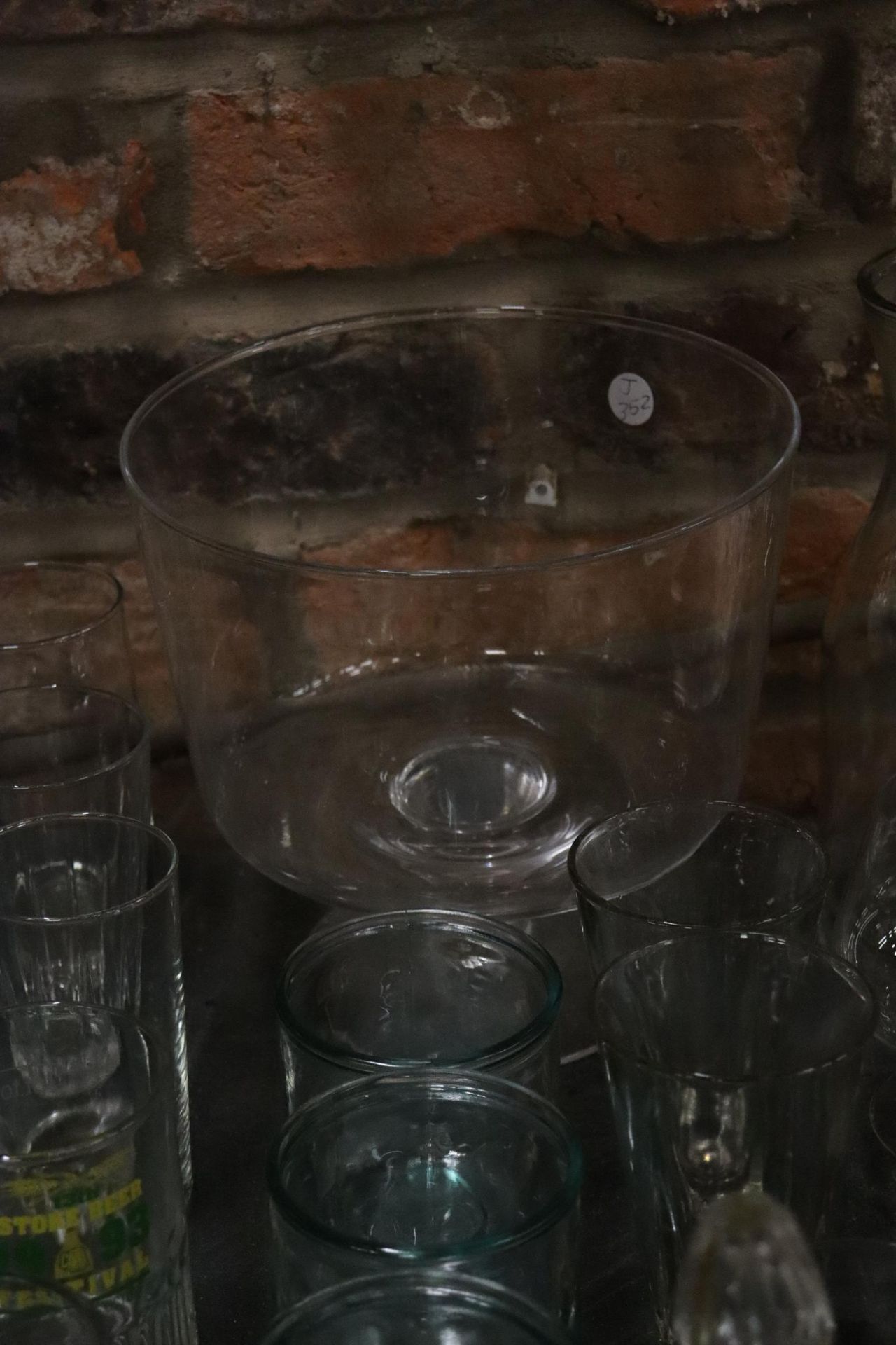 A QUANTITY OF GLASSWARE TO INCLUDE A LARGE FOOTED BOWL, GLASSES, TANKARDS, TUMBLERS, ETC - Image 12 of 12