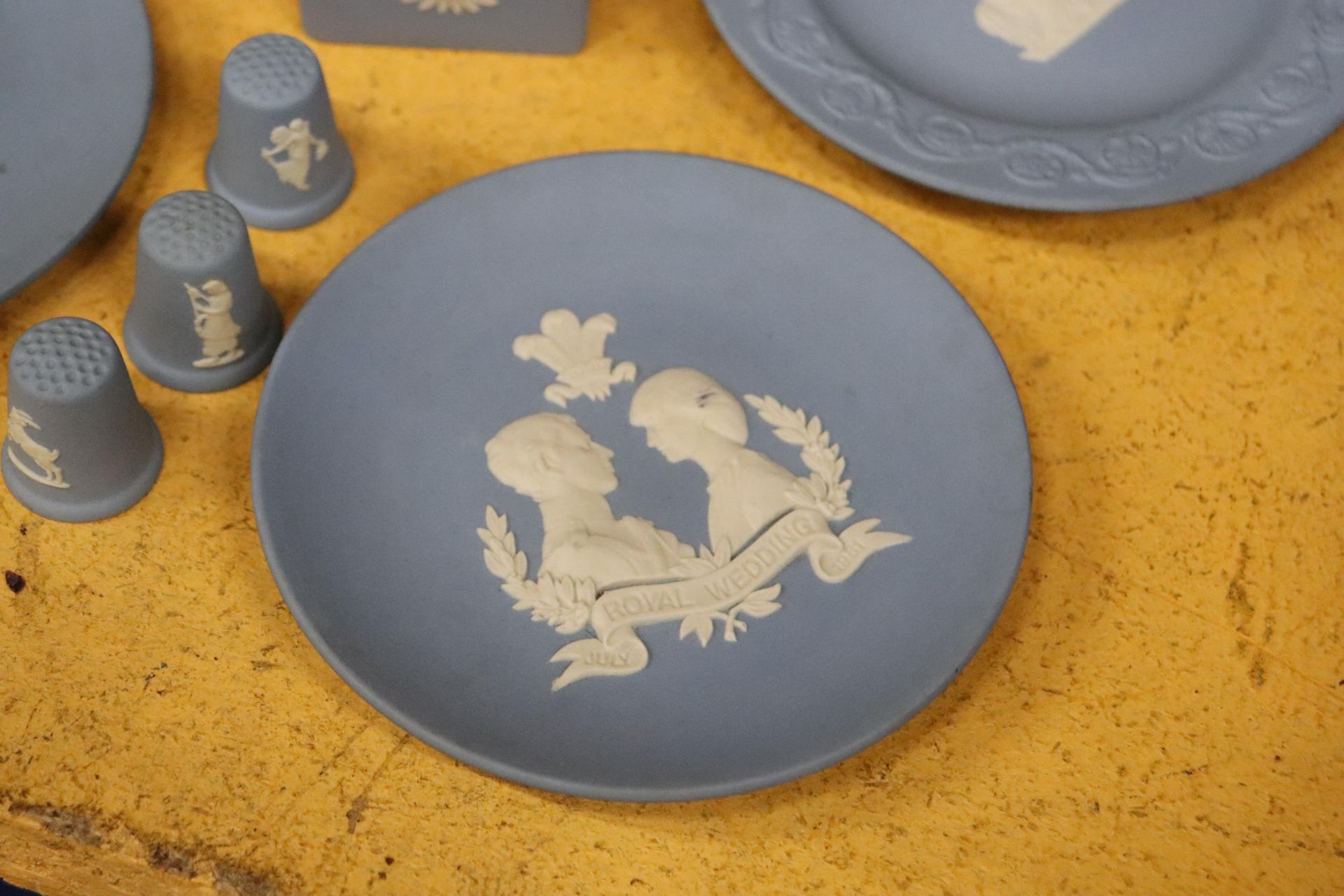 A COLLECTION OF WEDGWOOD POWDER BLUE JASPERWARE TO INCLUDE TABLE LIGHTERS, CANDLESTICKS, PIN - Bild 2 aus 10