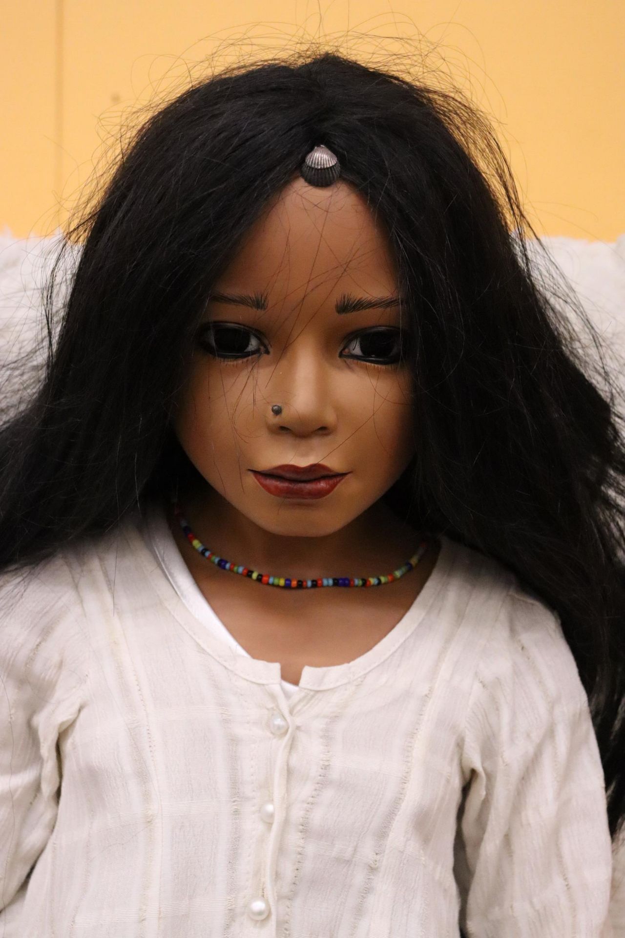 AN INDIAN GOTZ DOLL MINDIYANA PRODUCED IN 1996 BY DOLL ARTIST PHILLIP HEATH - F77/1996 - Image 2 of 8